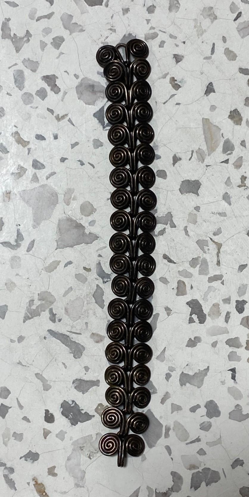 Un fantastique bracelet en argent vintage du milieu du siècle dernier, merveilleusement conçu et réalisé avec art, avec un motif en spirale/ tourbillon rappelant quelque peu les bijoux d'Alexander Calder (veuillez noter que nous ne pensons pas qu'il