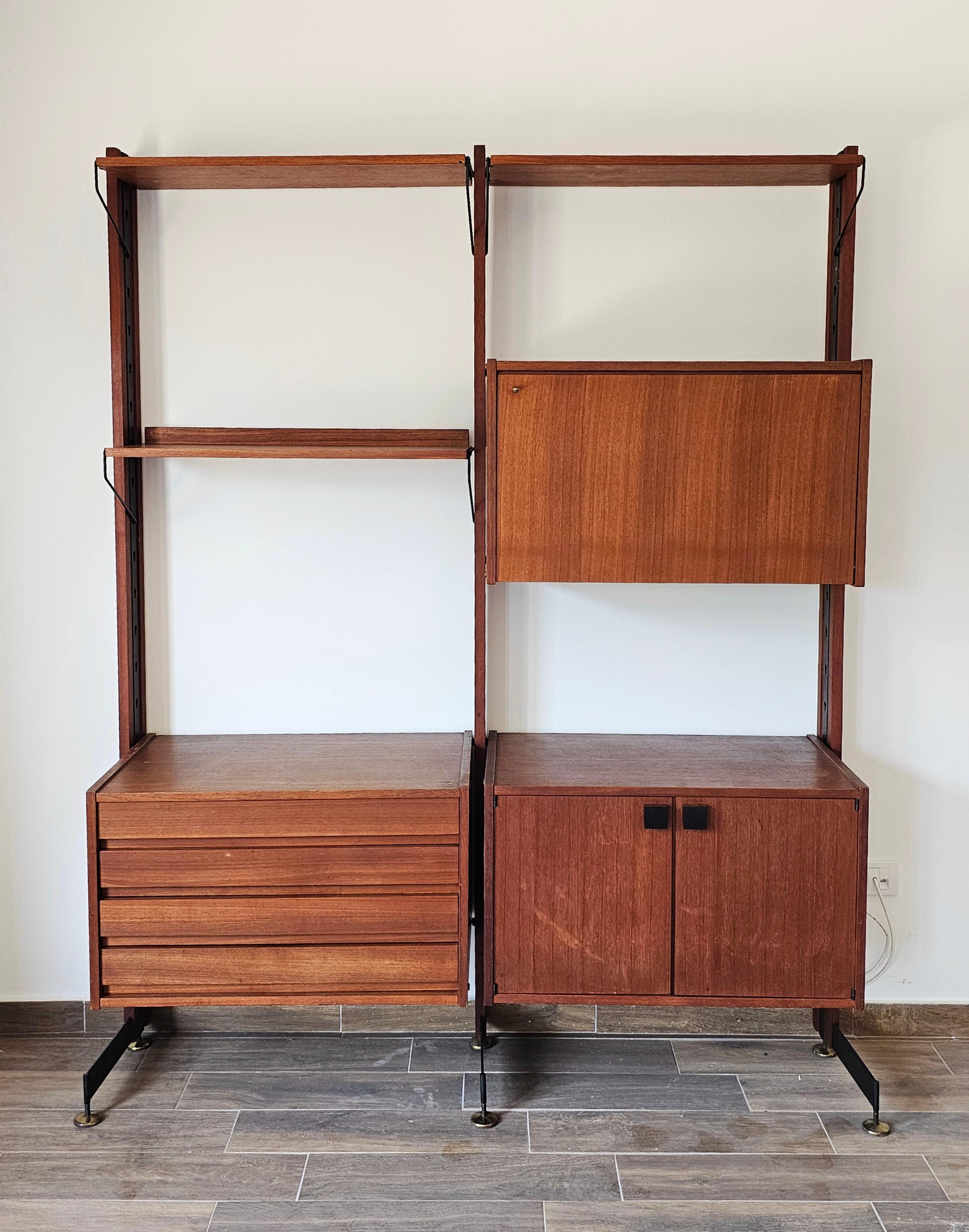 In dieser Auflistung finden Sie eine seltene und eine der beliebtesten Mid Century Modern Möbelstücke - ein modulares Bücherregal oder Bibliothek in Teakholz gemacht. Es wurde von Selex BAROVERO Padova hergestellt. Es verfügt über eine Kommode mit 4