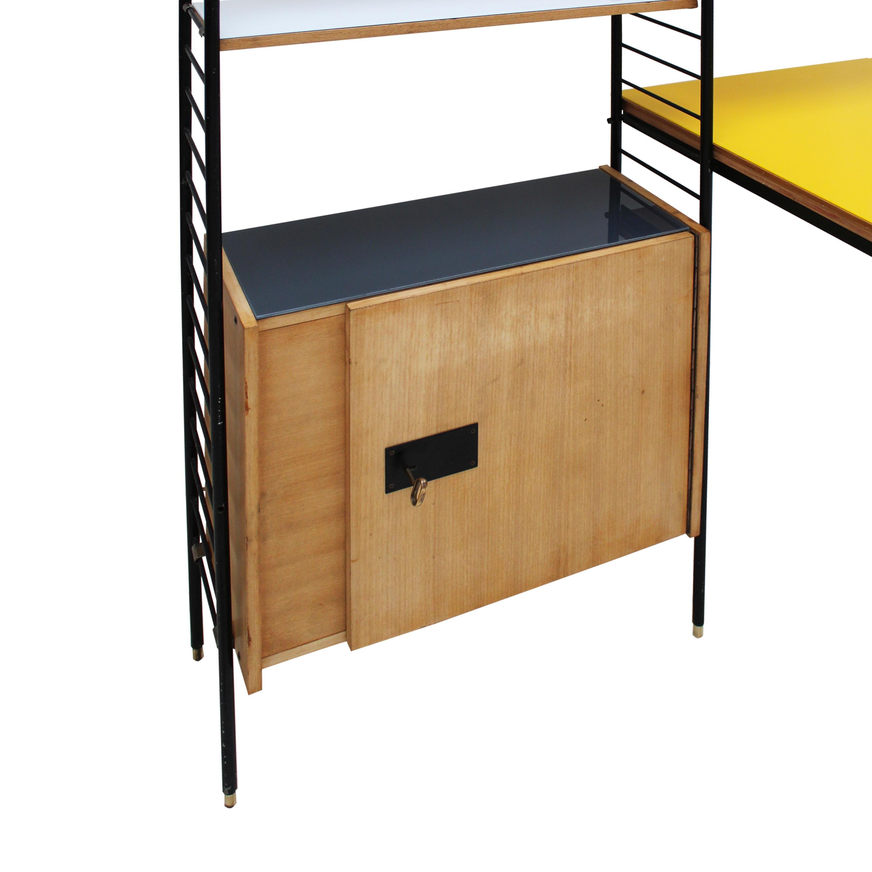 Modularer Mid-Century-Modern-Regalschrank mit integriertem Schreibtisch, Italien, 1950 (Moderne der Mitte des Jahrhunderts) im Angebot