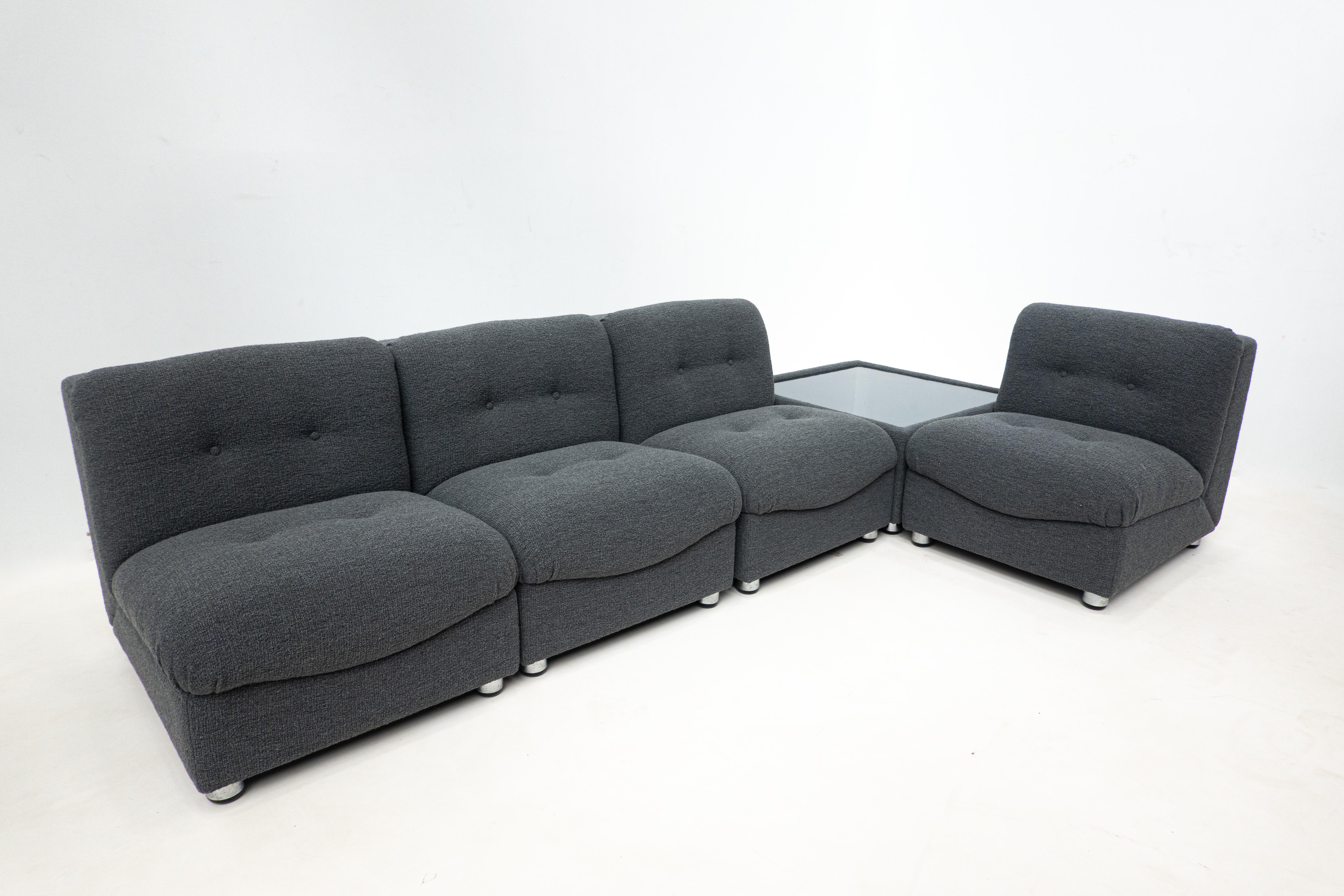 Mid-Century Modern modular sofa, grey Fabric, Italy, 1960s

New Upholstery.