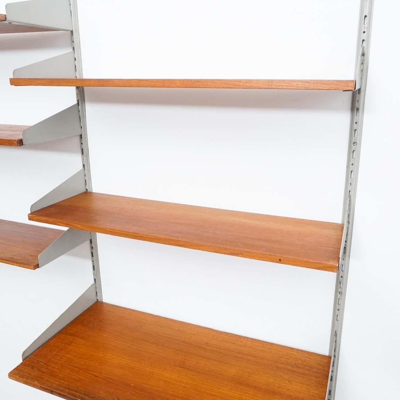 Estante modular de madera y metal moderno de mediados de siglo, hacia 1960 en venta 5