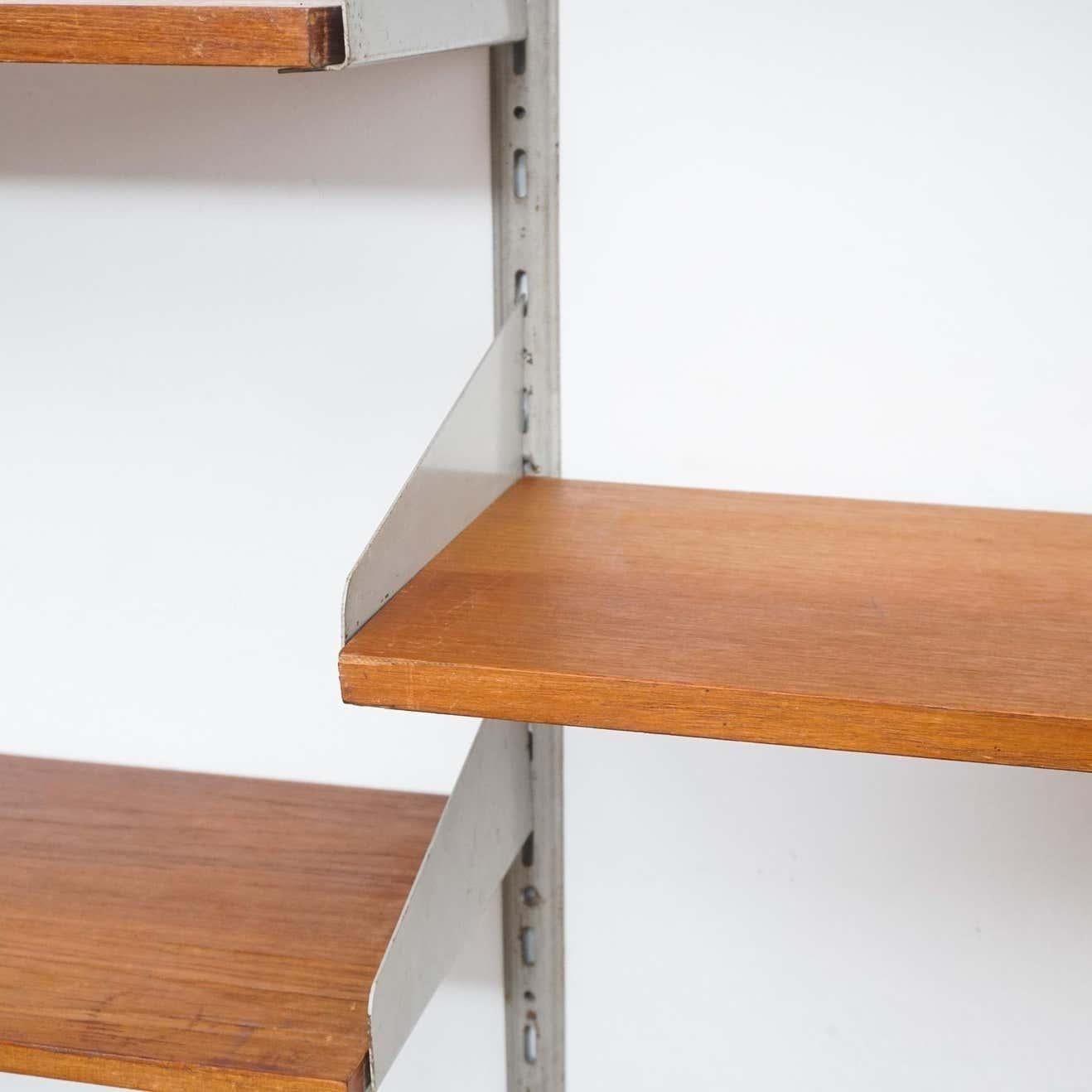 Estantería modular de estilo moderno de mediados de siglo, de fabricante desconocido.    En buen estado, conserva una hermosa pátina, con pequeños desgastes propios de la edad y el uso.    Materiales:  Madera  Metal    Dimensiones:  P 41 cm x An 163