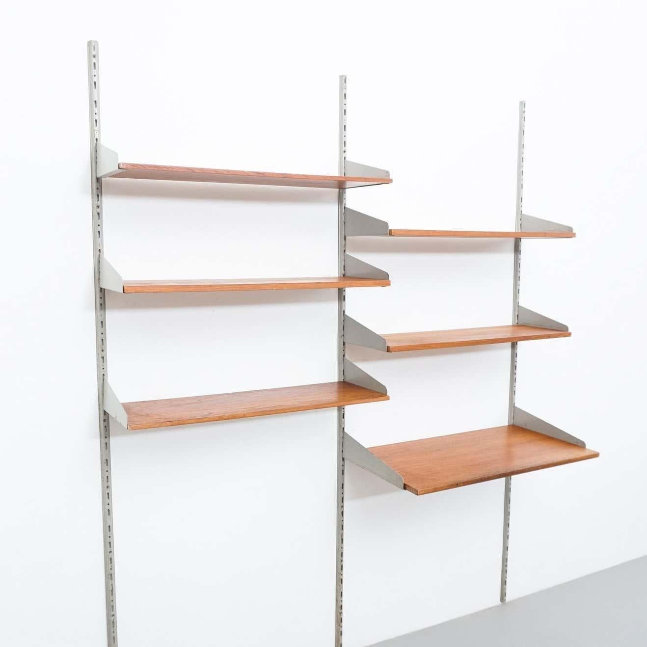Estante modular de madera y metal moderno de mediados de siglo, hacia 1960 en venta 2