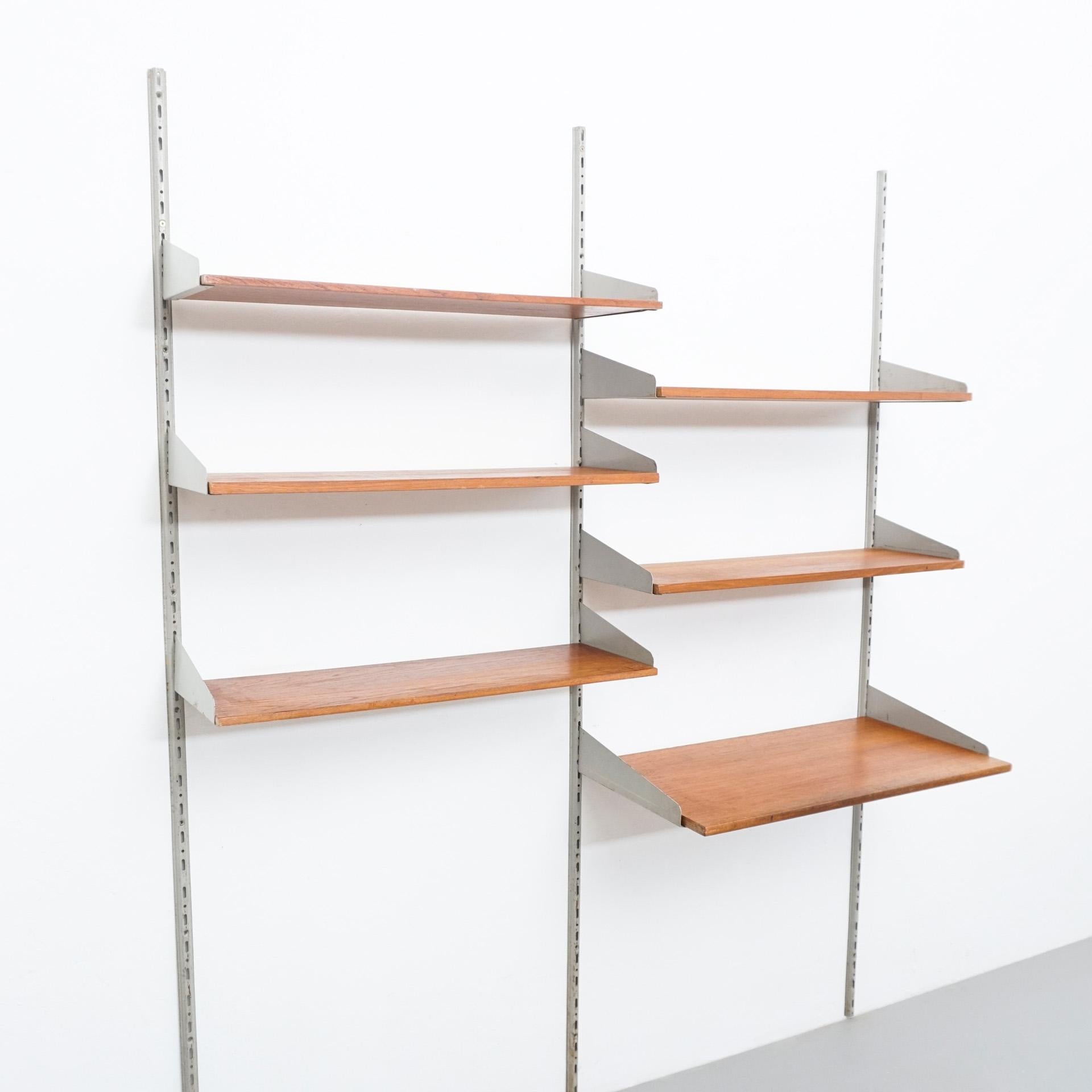 Modular shelve in Mid-Century Modern style by unknown manufacturer.

In good condition, preserving a beautiful patina, with minor wear consistent with age and use.

Materials:
Wood
Metal

Dimensions:
D 41 cm x W 163 cm x H 200 cm.