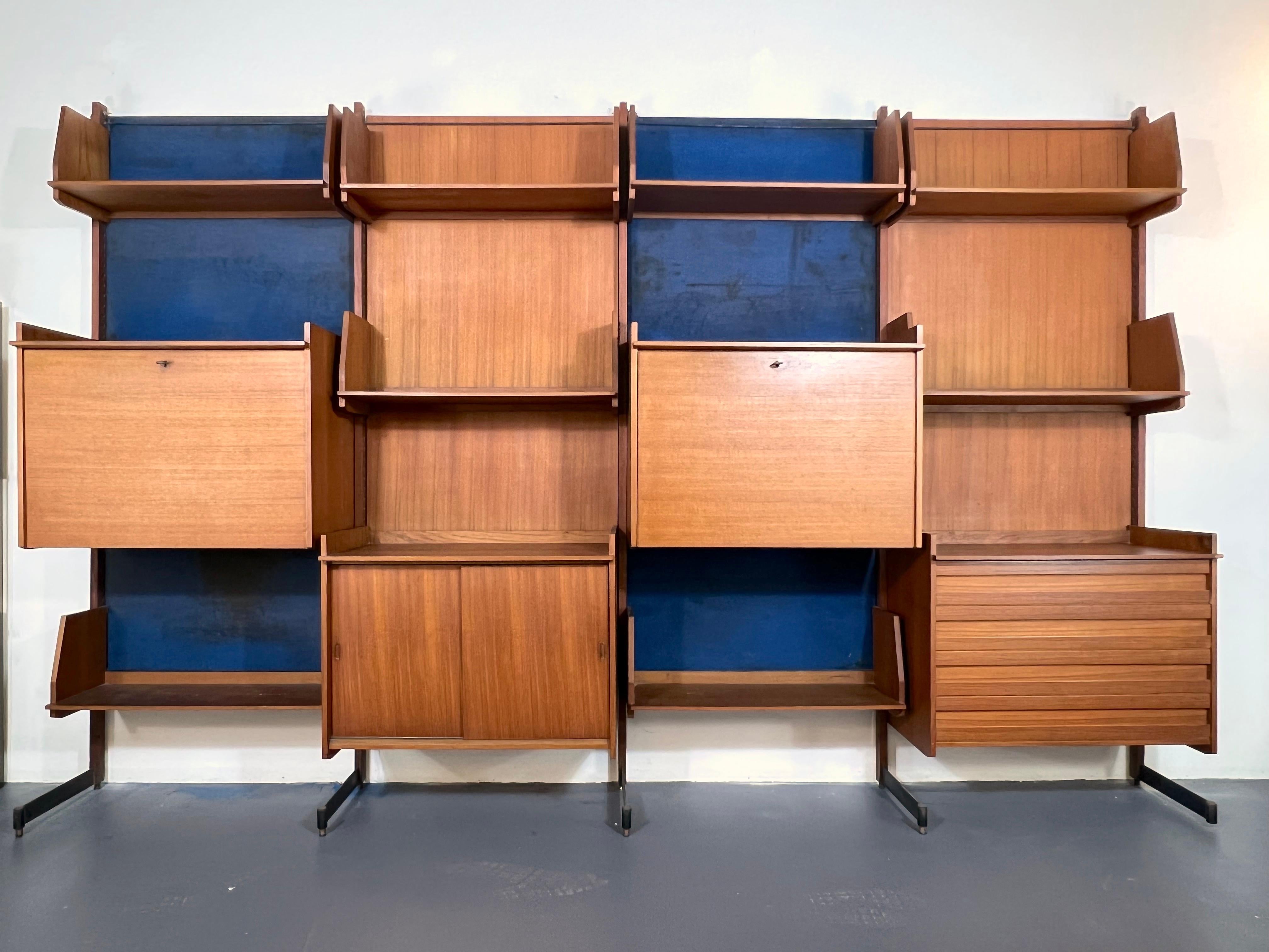 Mid-Century Modern Modular Wood Bookcase aus den 50er Jahren (Moderne der Mitte des Jahrhunderts) im Angebot