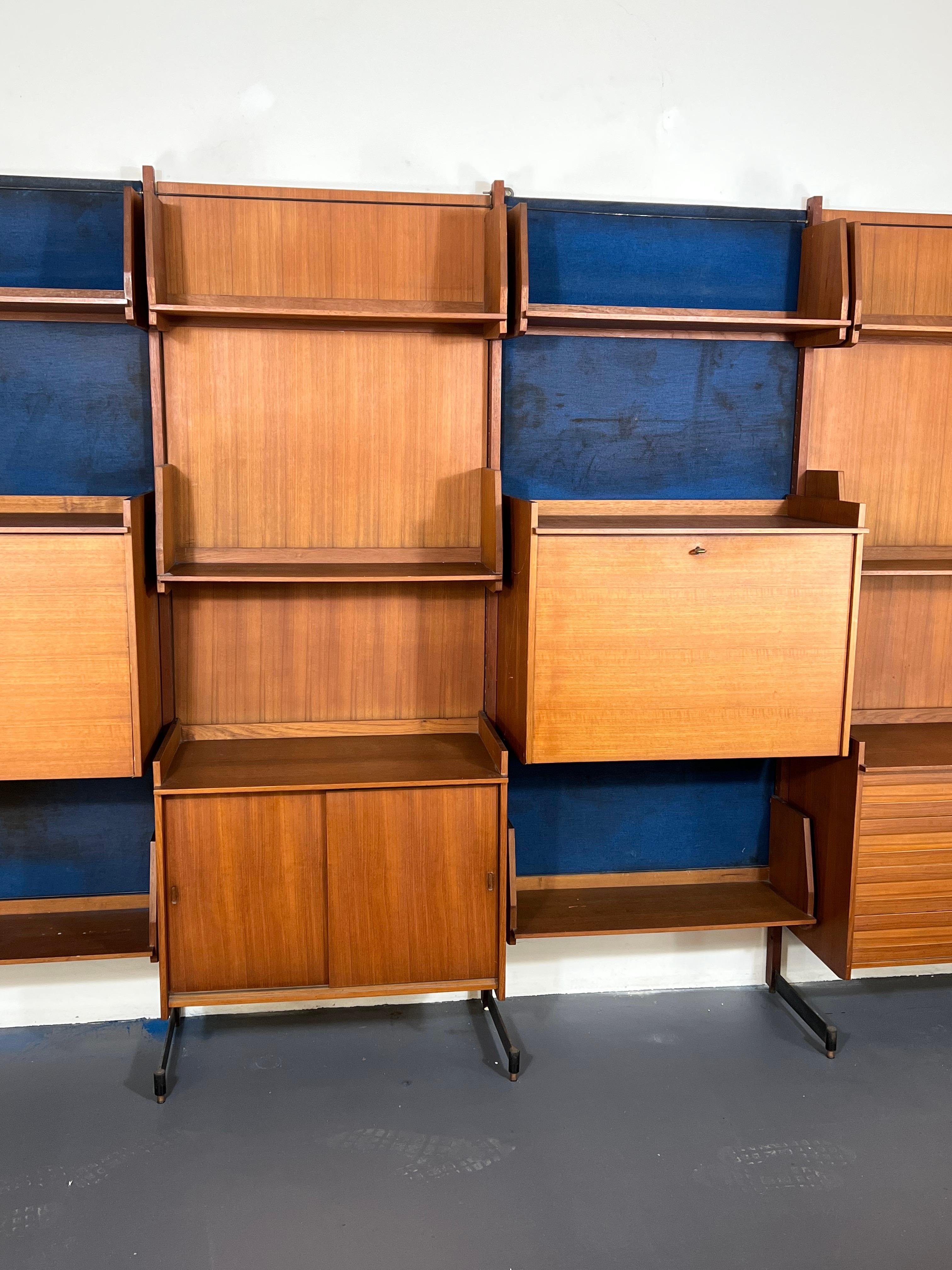 Mid-Century Modern Modular Wood Bookcase aus den 50er Jahren im Zustand „Gut“ im Angebot in Catania, CT