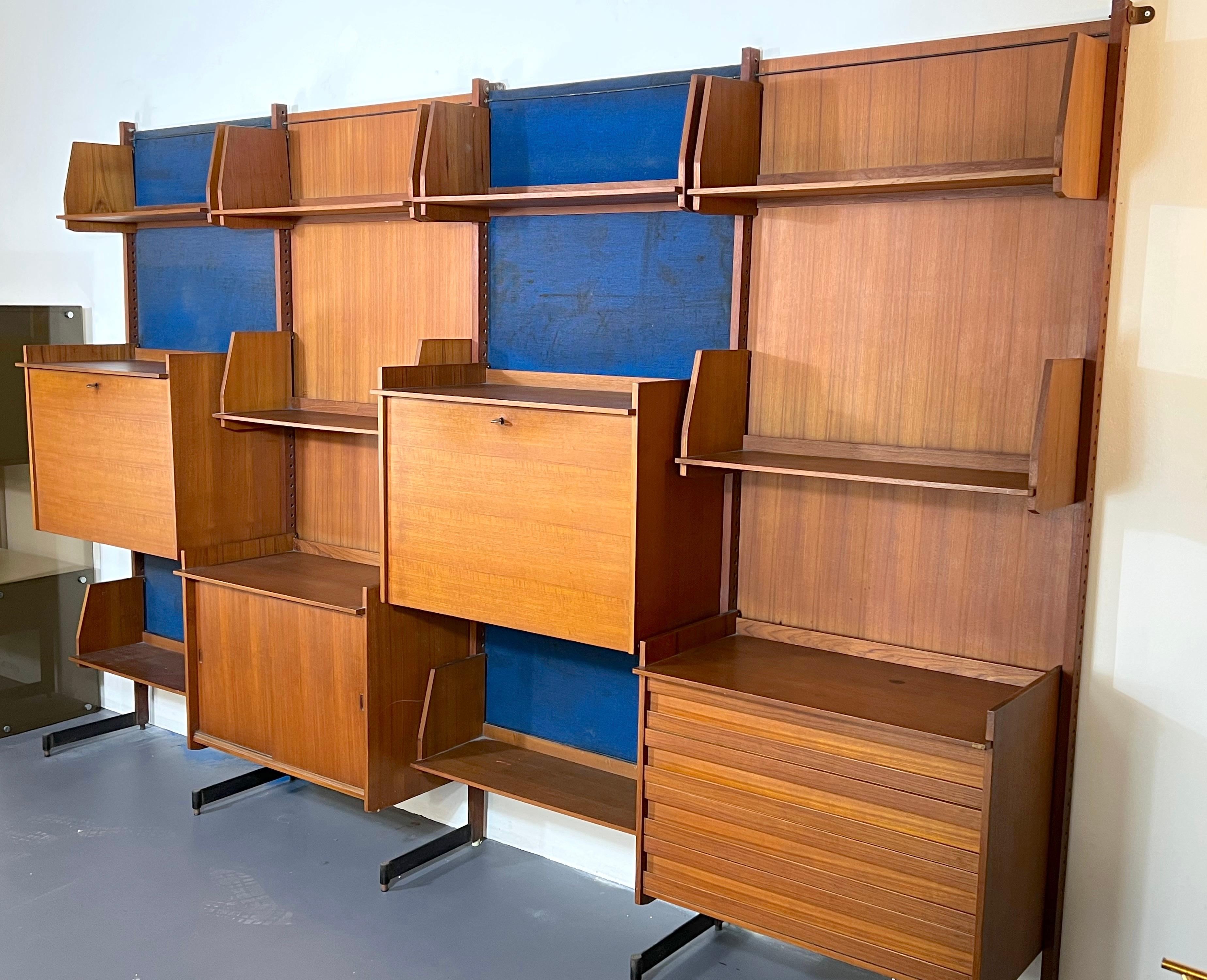 Mid-Century Modern Modular Wood Bookcase from 50s In Good Condition For Sale In Catania, CT