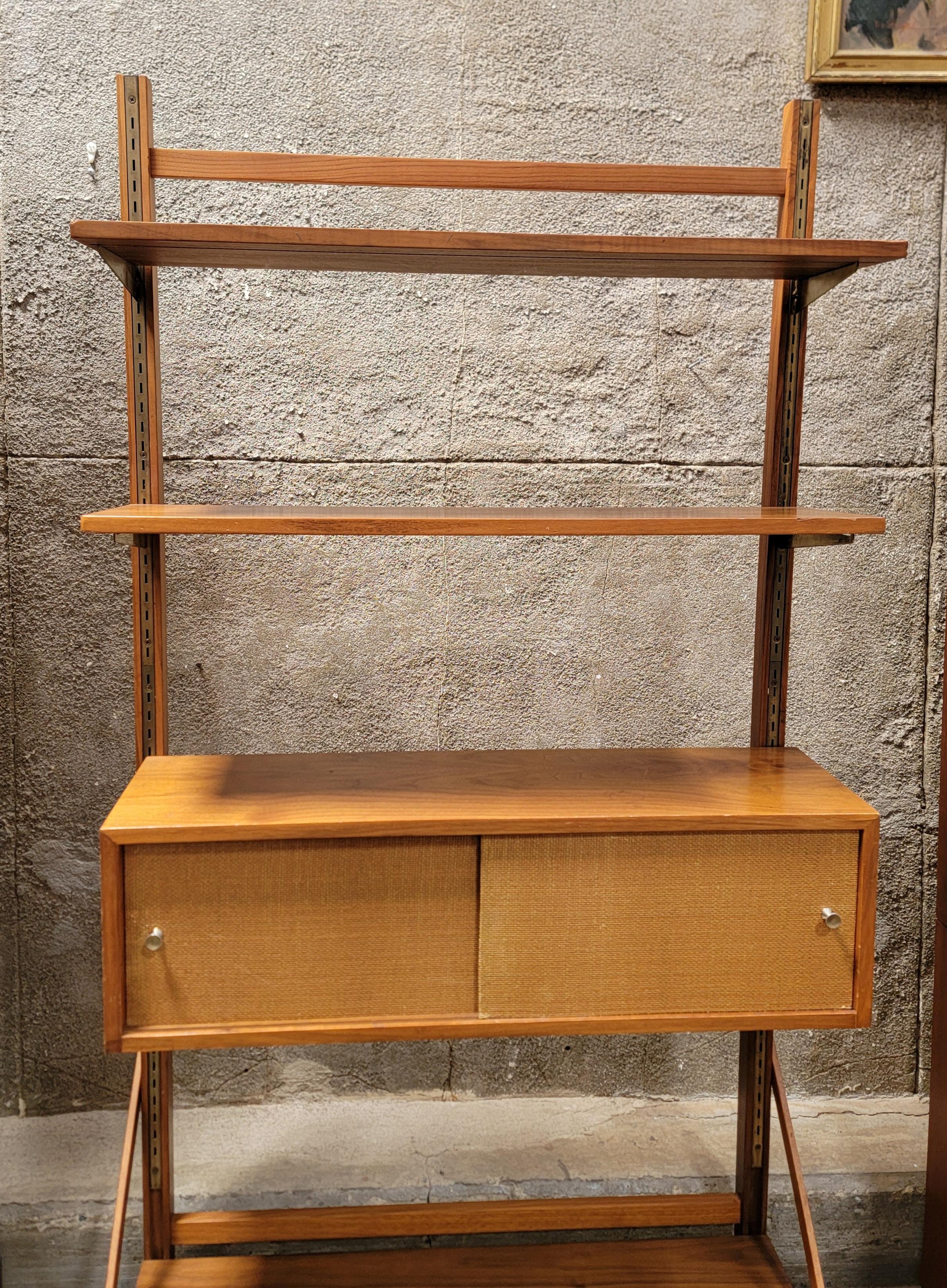 Un mobile da parete a ripiani regolabili e free standing in noce del Mid-Century-Modern con ante scorrevoli in tela d'erba per riporre oggetti nascosti. Un bel bagliore caldo per la finitura originale. Alcune imperfezioni estetiche.

72 pollici di