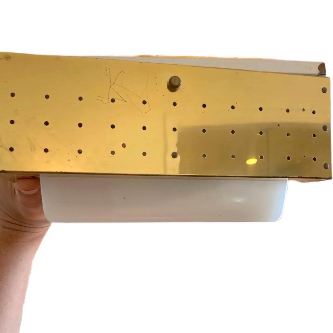 Le câblage a été refait et est prêt à être installé ! J'aurais aimé avoir des photos de cette beauté éclairée. En laiton perforé et en verre opalin épais, il diffuse une lumière exceptionnelle. J'en ai 3 de disponibles.  Ceux-ci peuvent être
