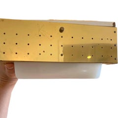 Mid-Century Modern Moe Perforiertes Messing und weißes opalisierendes Glas Flush Mount