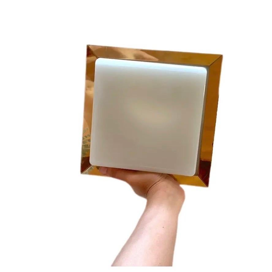 Mid-Century Modern Monture encastrée Moe en laiton perforé et verre blanc opalescent, moderne du milieu du siècle dernier en vente