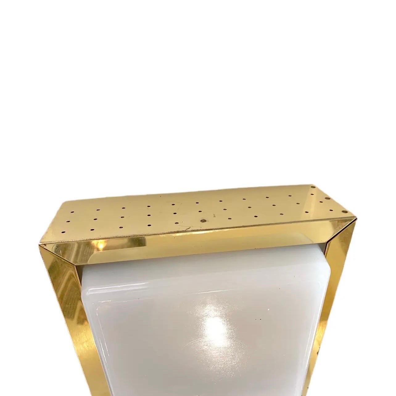 Monture encastrée Moe en laiton perforé et verre blanc opalescent, moderne du milieu du siècle dernier Bon état - En vente à Charleston, SC