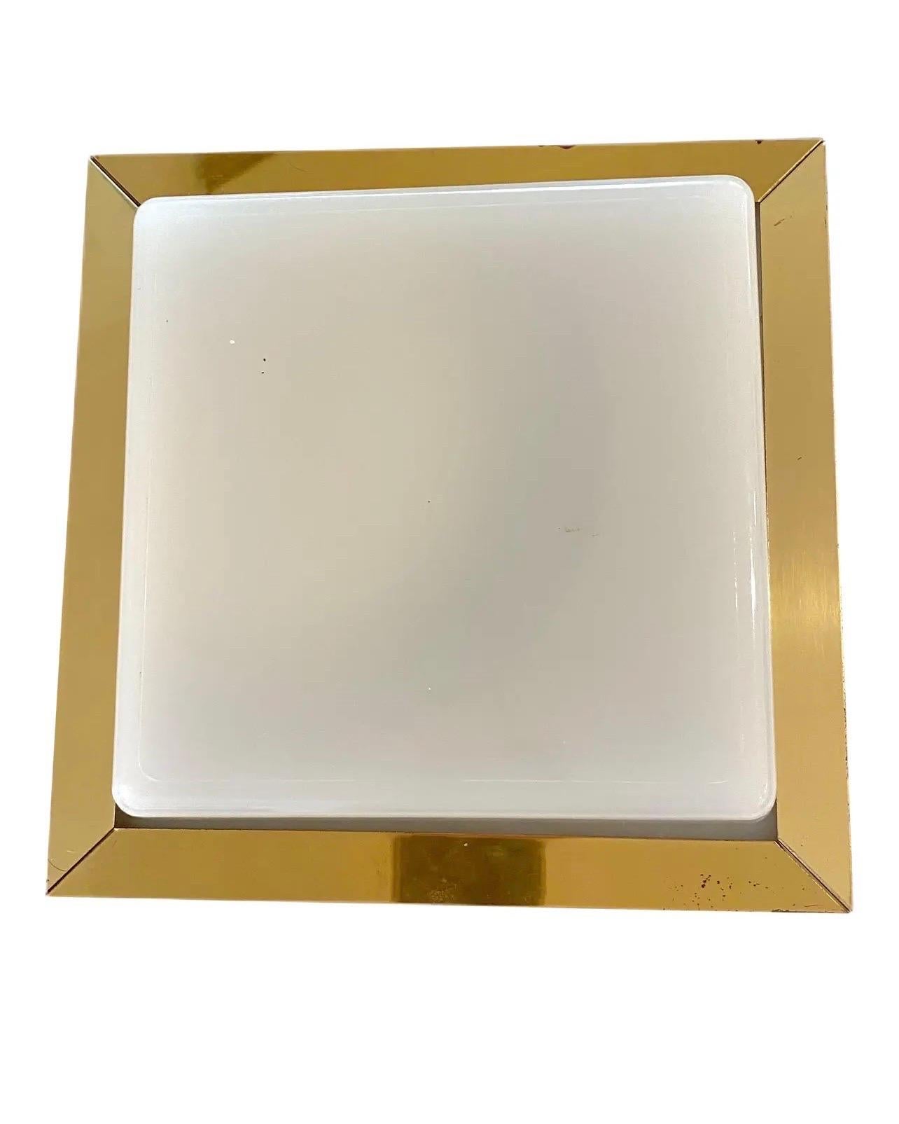Laiton Monture encastrée Moe en laiton perforé et verre blanc opalescent, moderne du milieu du siècle dernier en vente