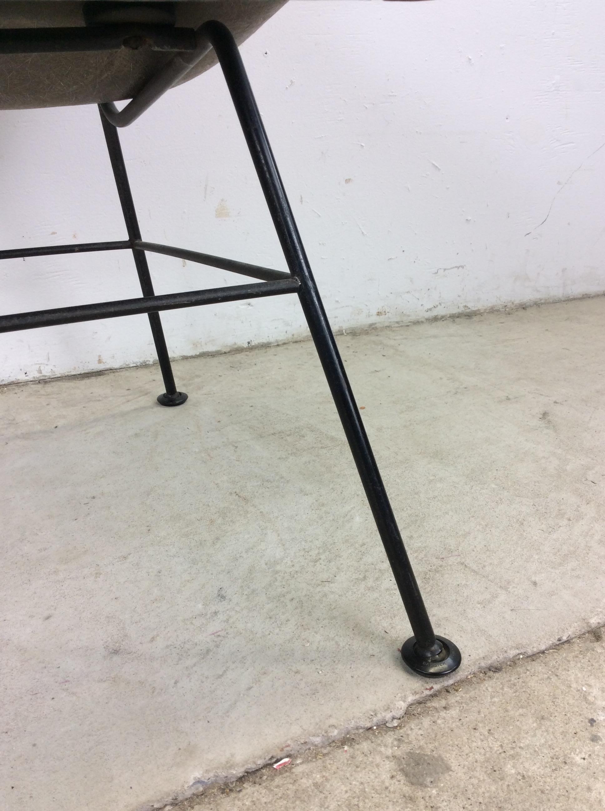 Sedia in fibra di vetro modellata moderna del Medioevo con base in ferro battuto in vendita 3