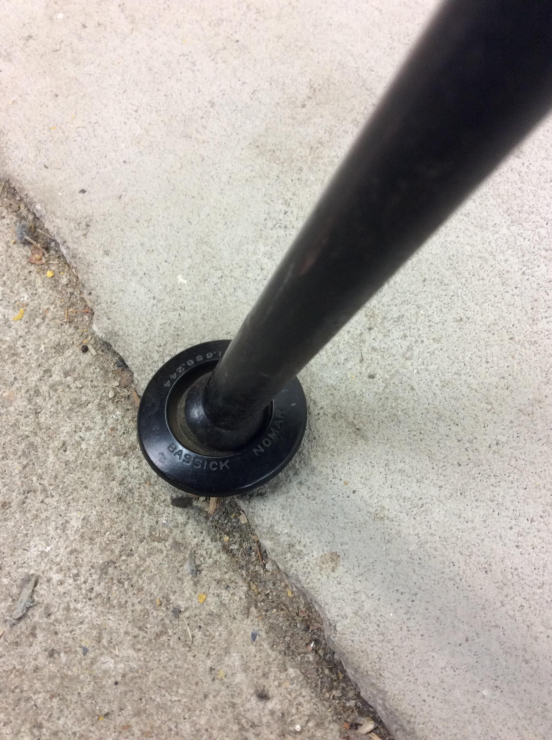 Sedia in fibra di vetro modellata moderna del Medioevo con base in ferro battuto in vendita 8