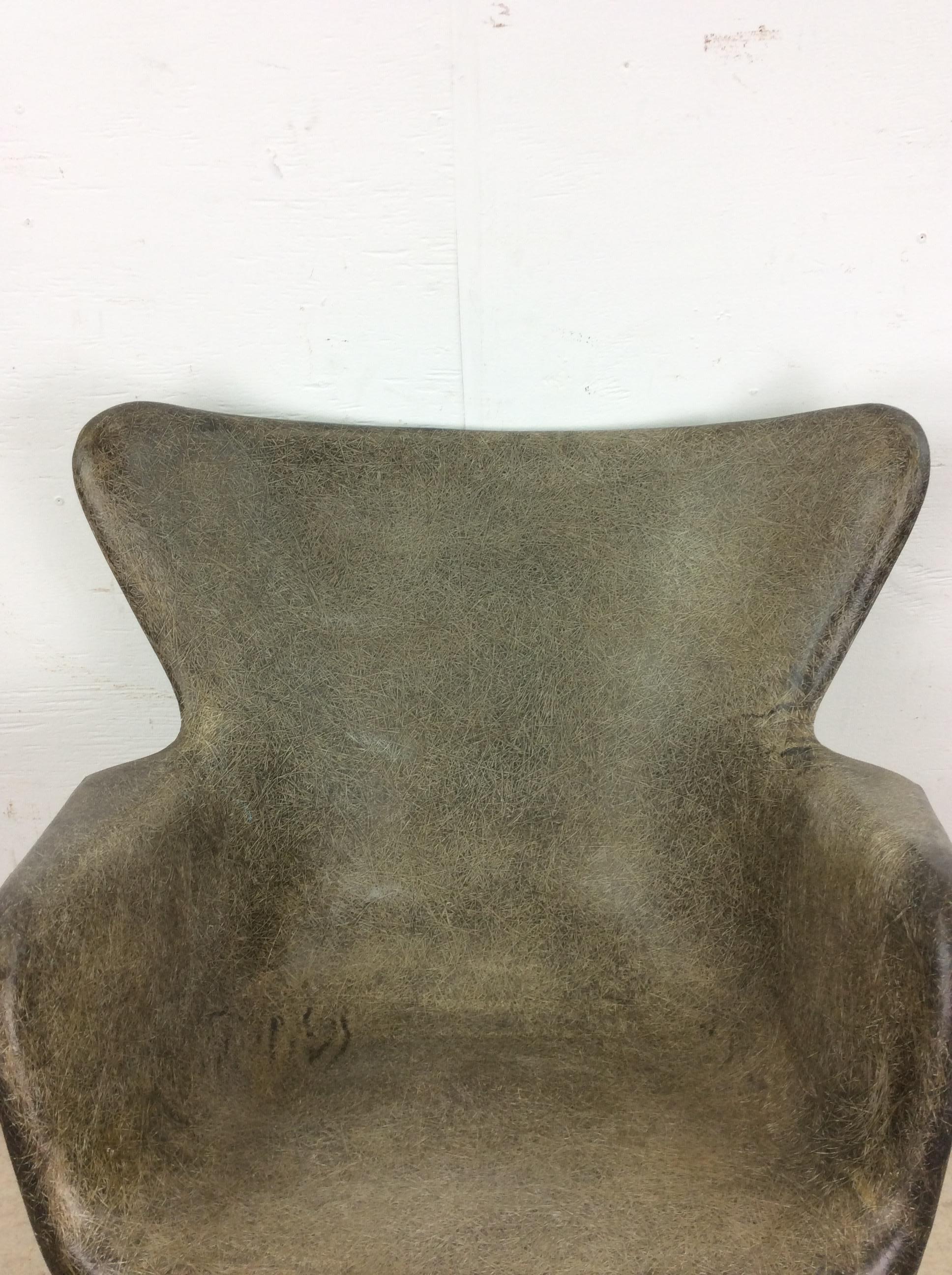 Questa sedia da salotto moderna di metà secolo presenta una struttura in fibra di vetro stampata e una base in ferro battuto verniciato nero.

Dimensioni: 28w 28d 32.5h 17sh 23ah

Note sulle condizioni: La finitura originale della fibra di vetro è