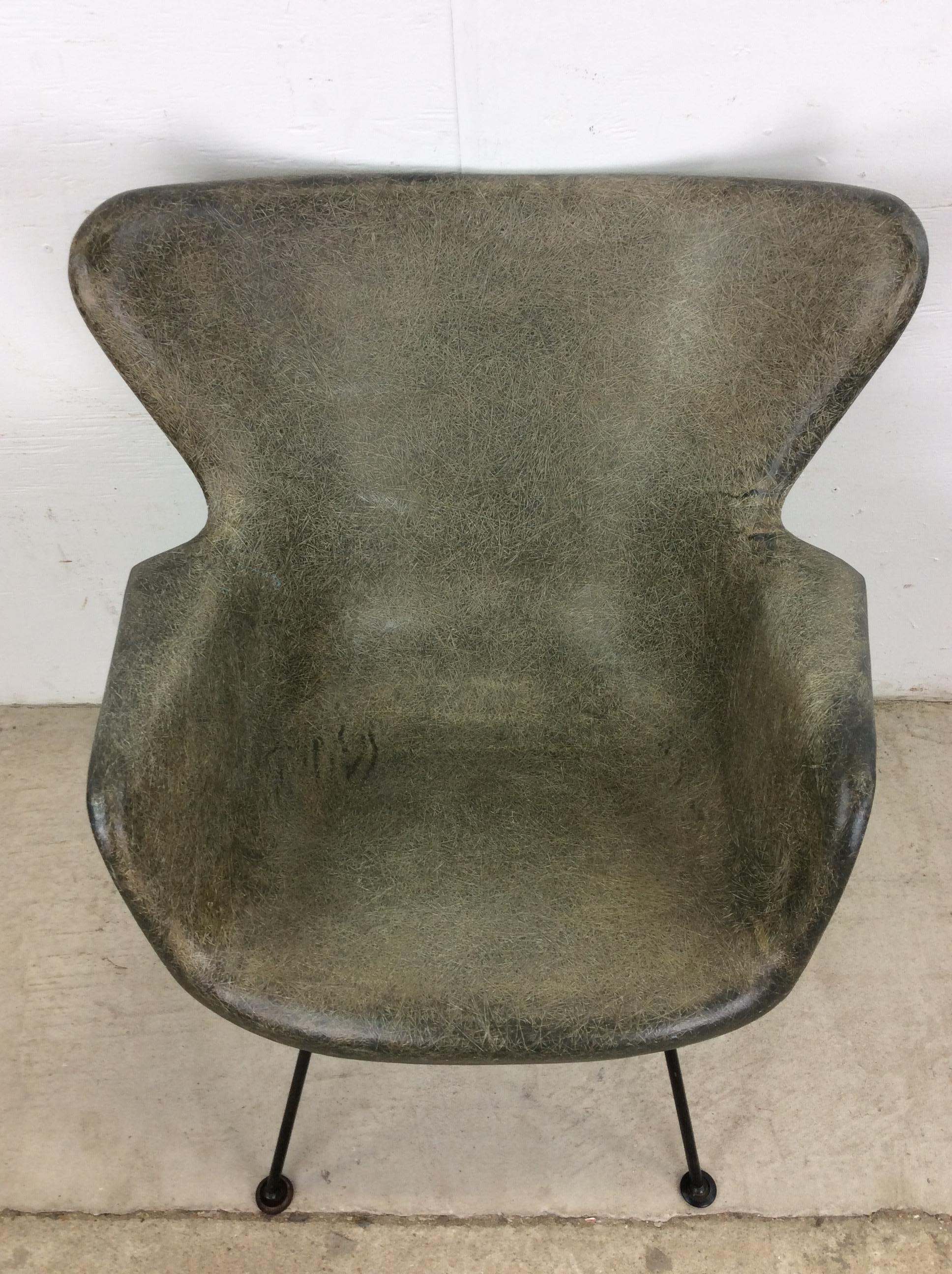 Mid-Century moderno Sedia in fibra di vetro modellata moderna del Medioevo con base in ferro battuto in vendita