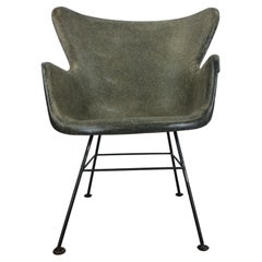 Chaise moderne du milieu du siècle dernier en fibre de verre moulée avec base en fer forgé