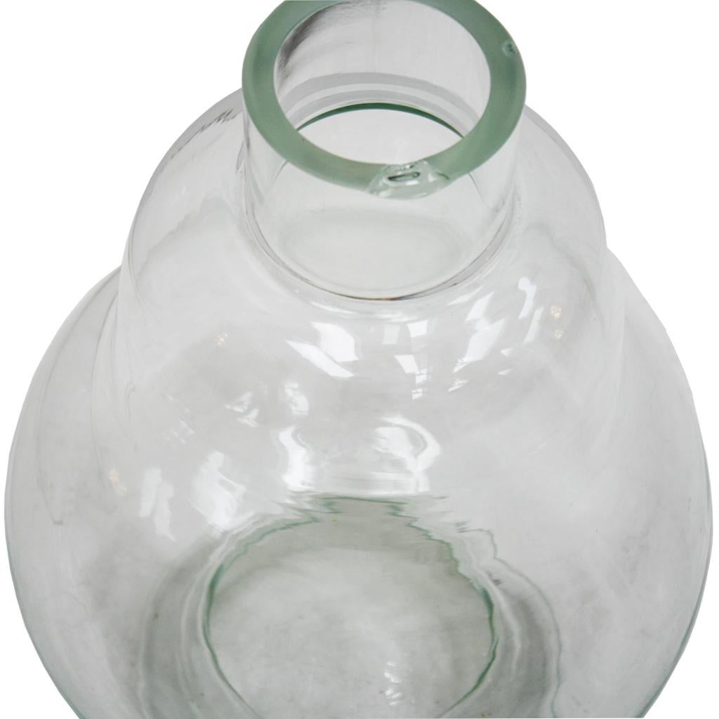 Français Vase en verre moulé français moderne du milieu du siècle dernier en vente