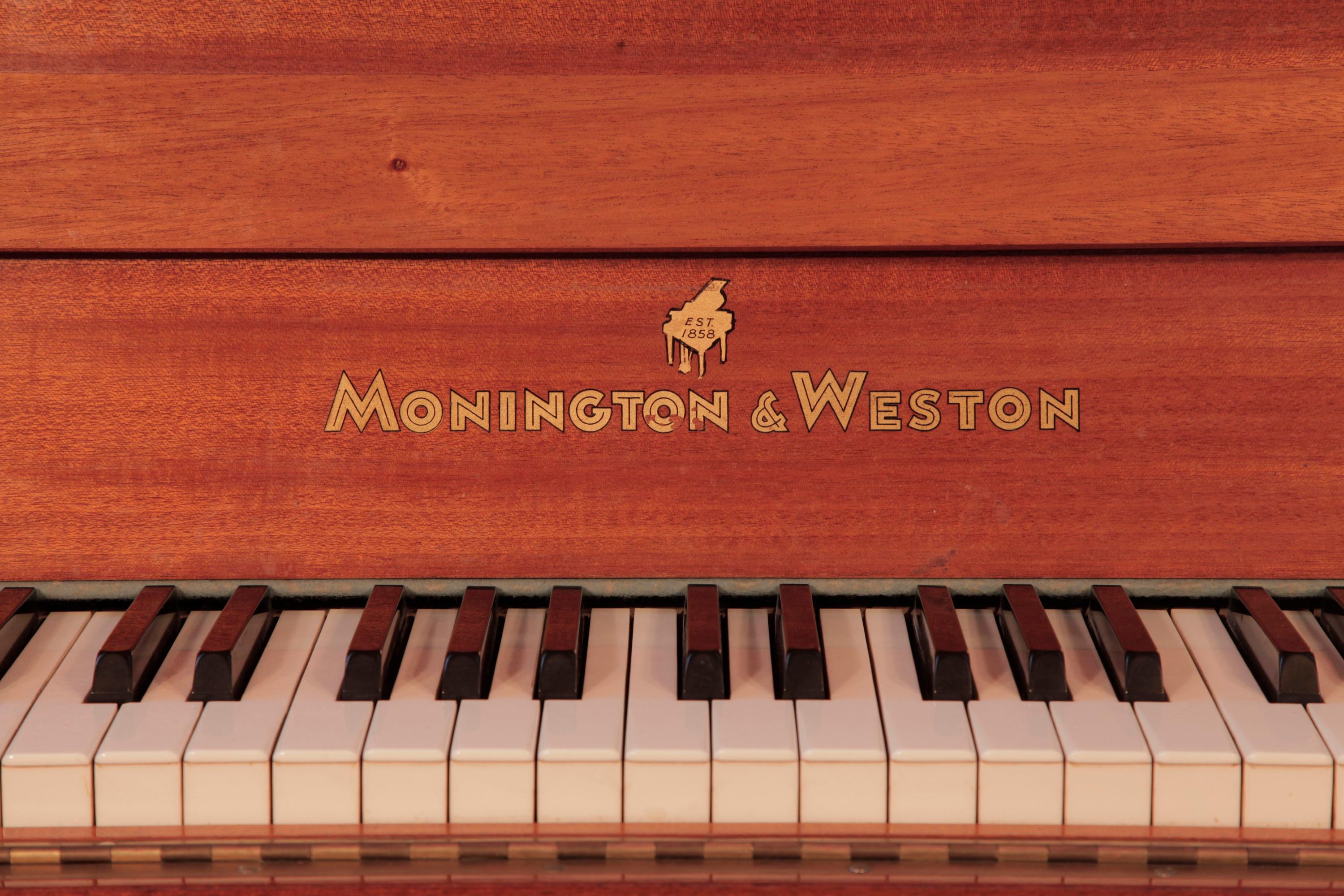Modernes Klavier im Stil der Jahrhundertmitte, 1956, Monington and Weston, aufrechtes Klavier. Gehäuse aus kontrastierendem Mahagoni und Makassar-Ebenholz. Das Klavier ist ein Beispiel für klare, einfache Linien. Der rechteckige Schrank hat starke