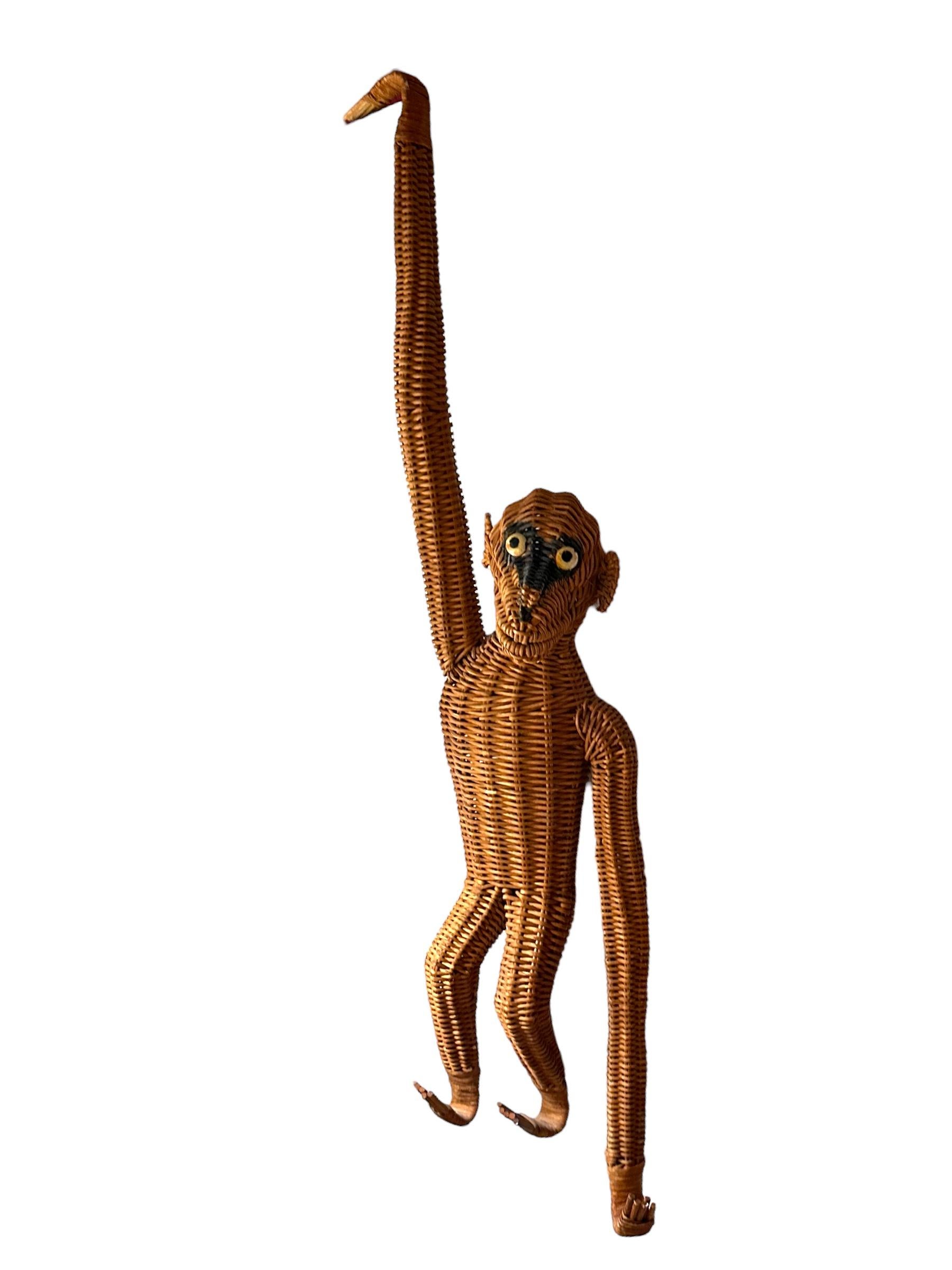 Angeboten wird eine 1970er Vintage Boho Figurative Animalia Wicker Rattan Affe hängende Figur im Stil von Mario Lopez Torres. Diese Französisch Animalia Vintage 1960er-1970er Jahren geflochtene Weide Tier ist in wunderbarer Vintage-Zustand, aber es