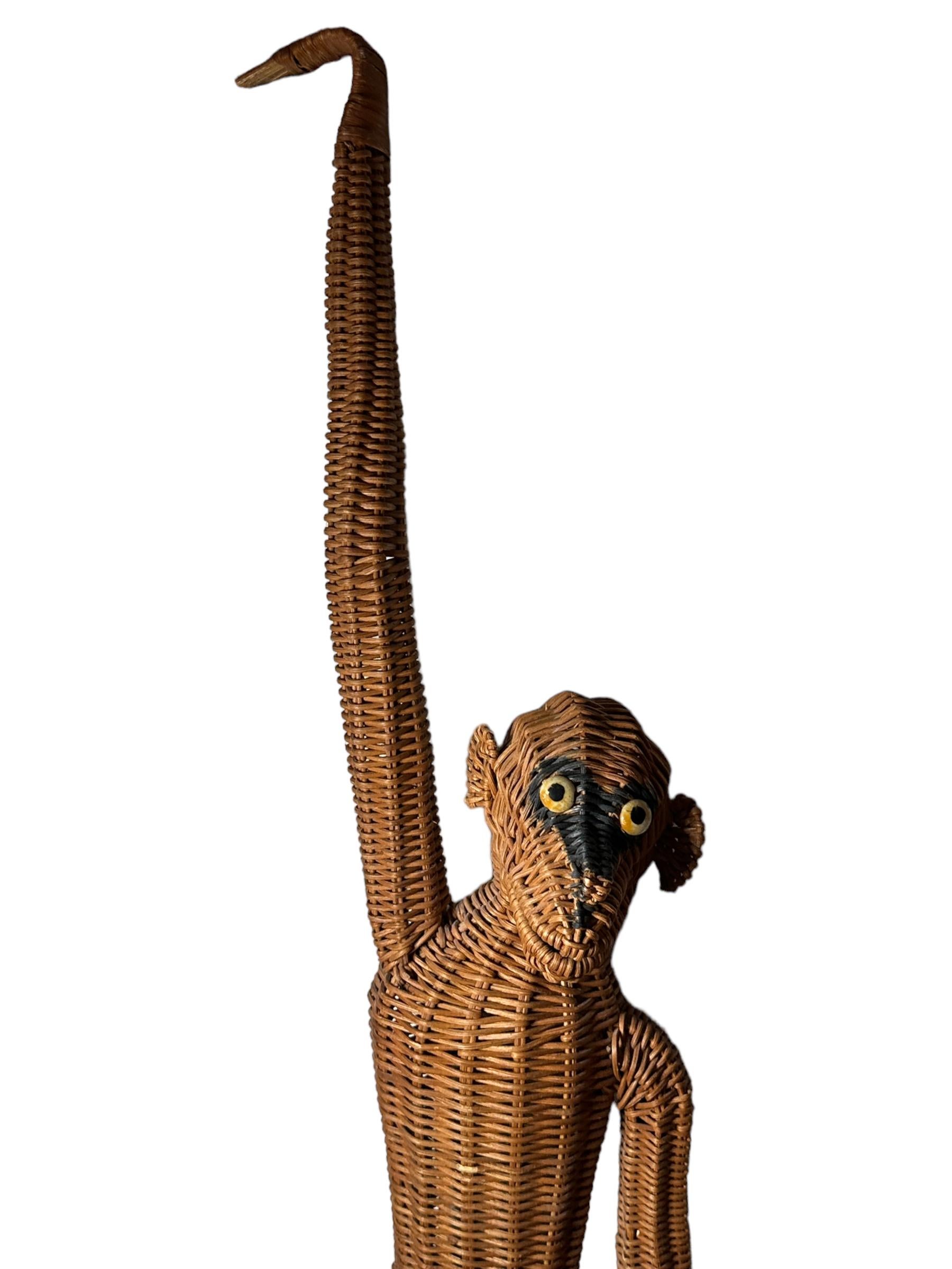Fait main Figure suspendue mi-siècle moderne Monkey Ape Rattan Wicker des années 1970, France en vente