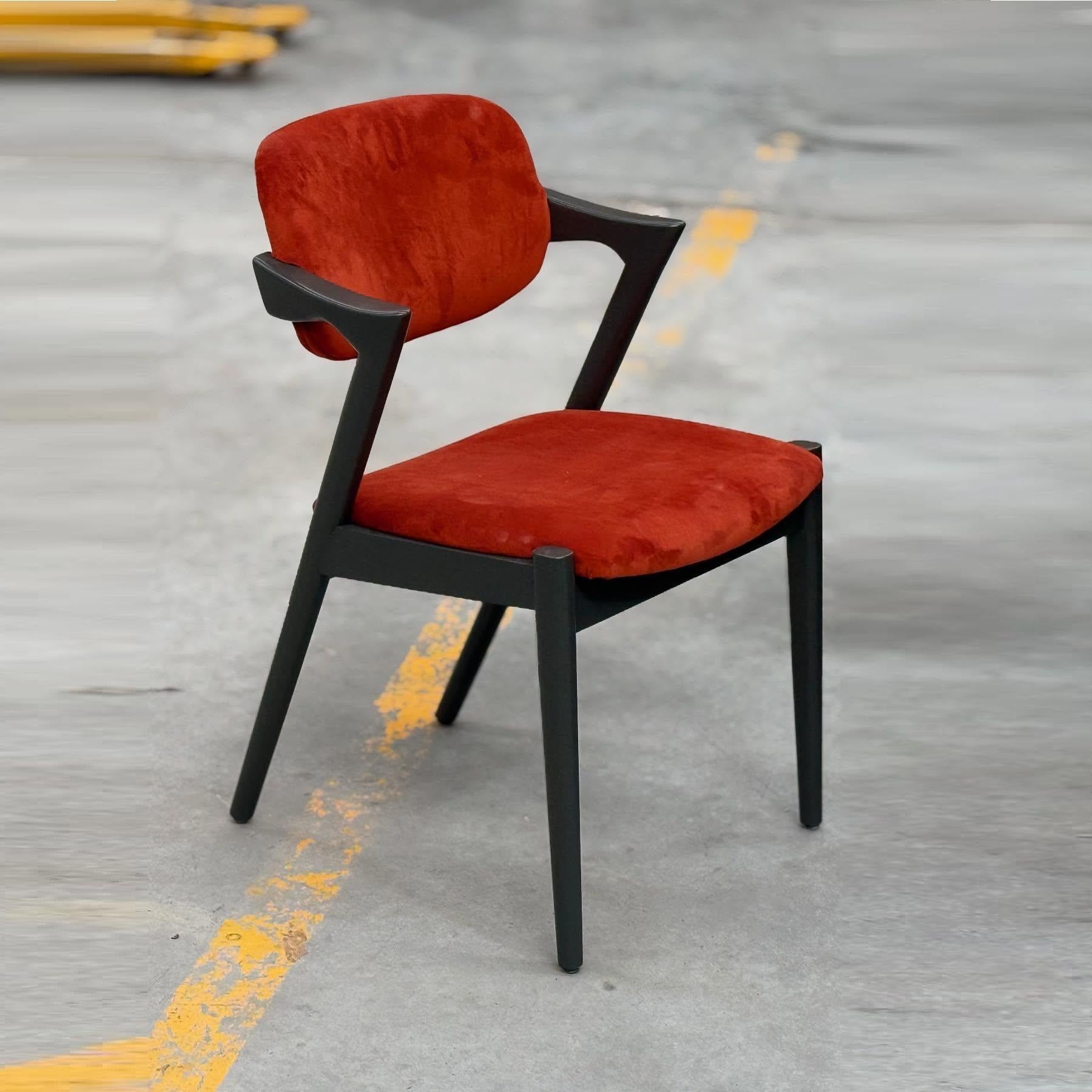 Mid-Century Modern Monochromatic Blue Lacquer & Velvet Dining Armchair In New Condition For Sale In NEW YORK, NY