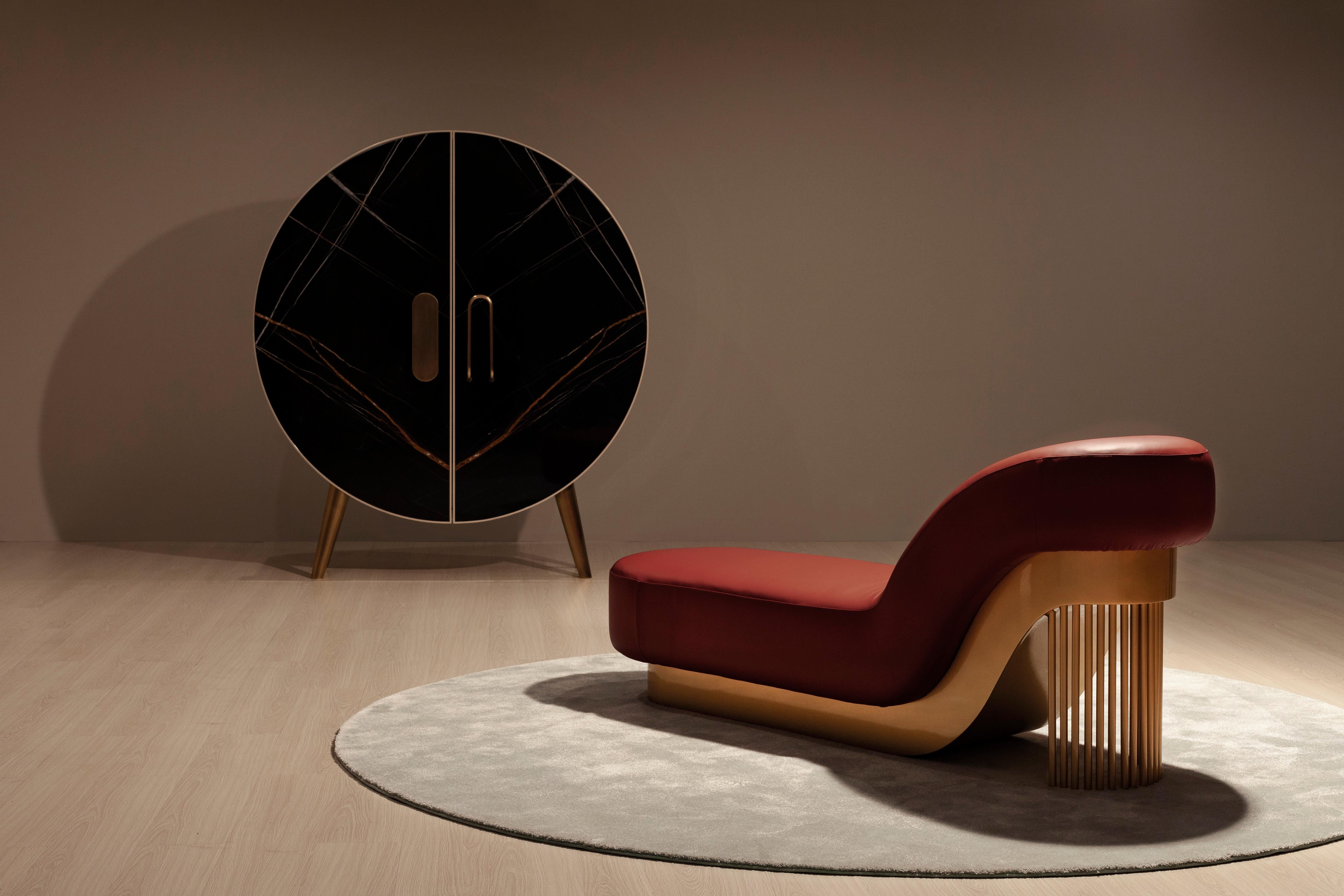 Mid-Century Modern Mons Daybed, Goldlack, Rotes Leder, Handarbeit Greenapple (Moderne der Mitte des Jahrhunderts) im Angebot