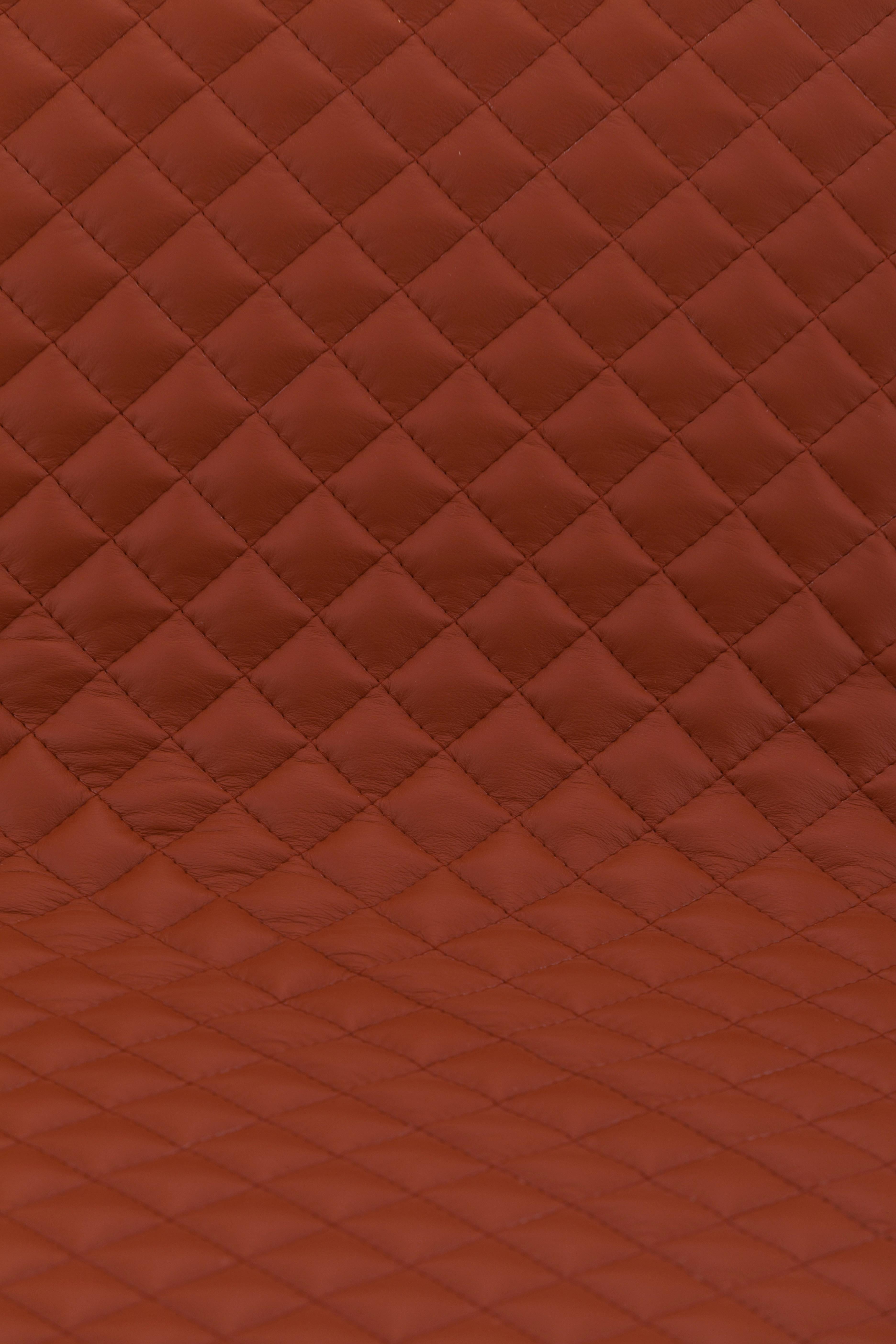 Mid-Century Modern Mons Daybed, Goldlack, Rotes Leder, Handarbeit Greenapple (21. Jahrhundert und zeitgenössisch) im Angebot