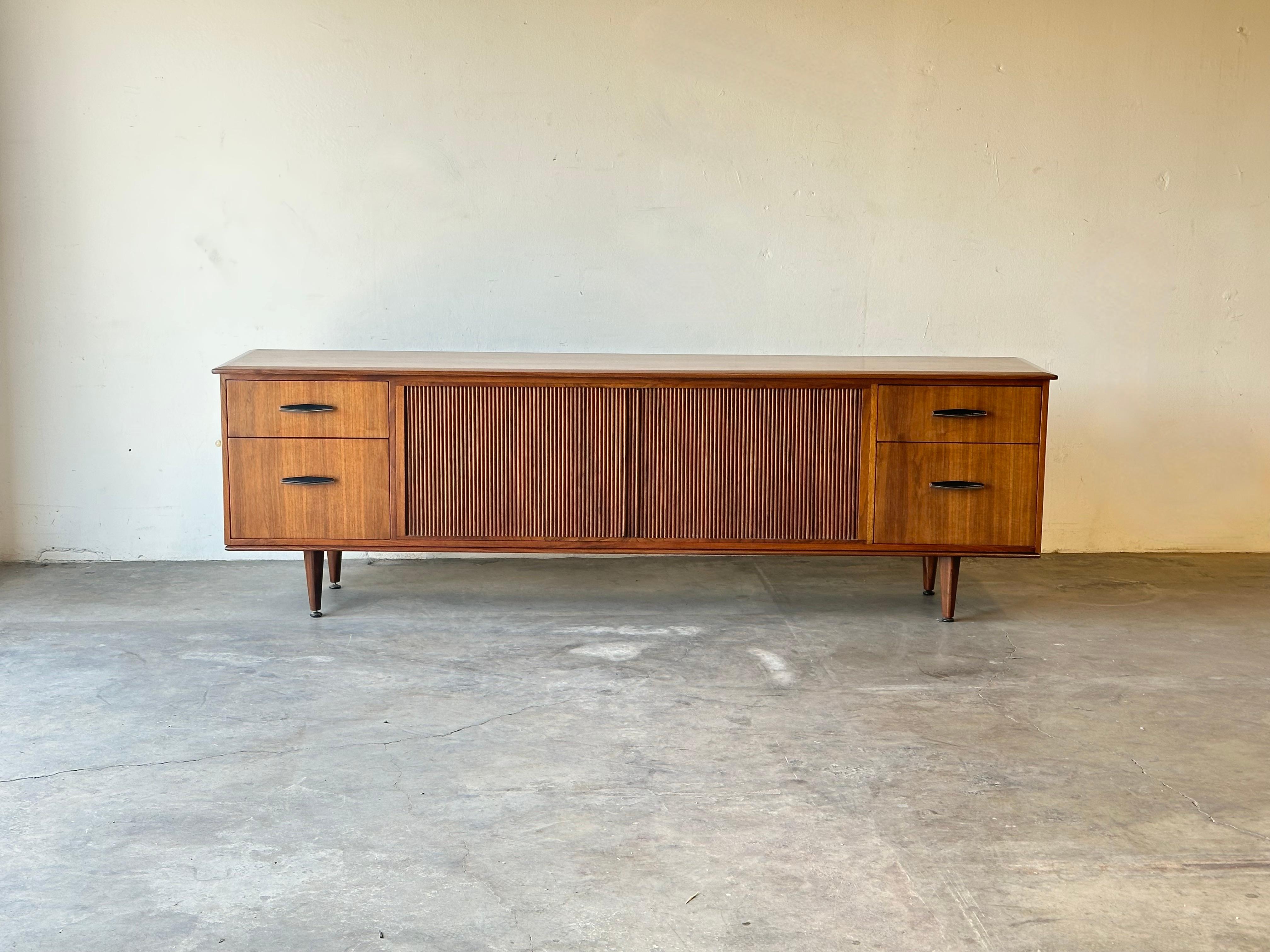 Mid-Century Modern Monteverdi Young Tambour Walnut Sideboard

Add a touch of vintage charm to your home decor with this fully refinished tambour walnut sideboard by Maurice Bailey for Monteverdi Young. With its elegant design and rich walnut wood