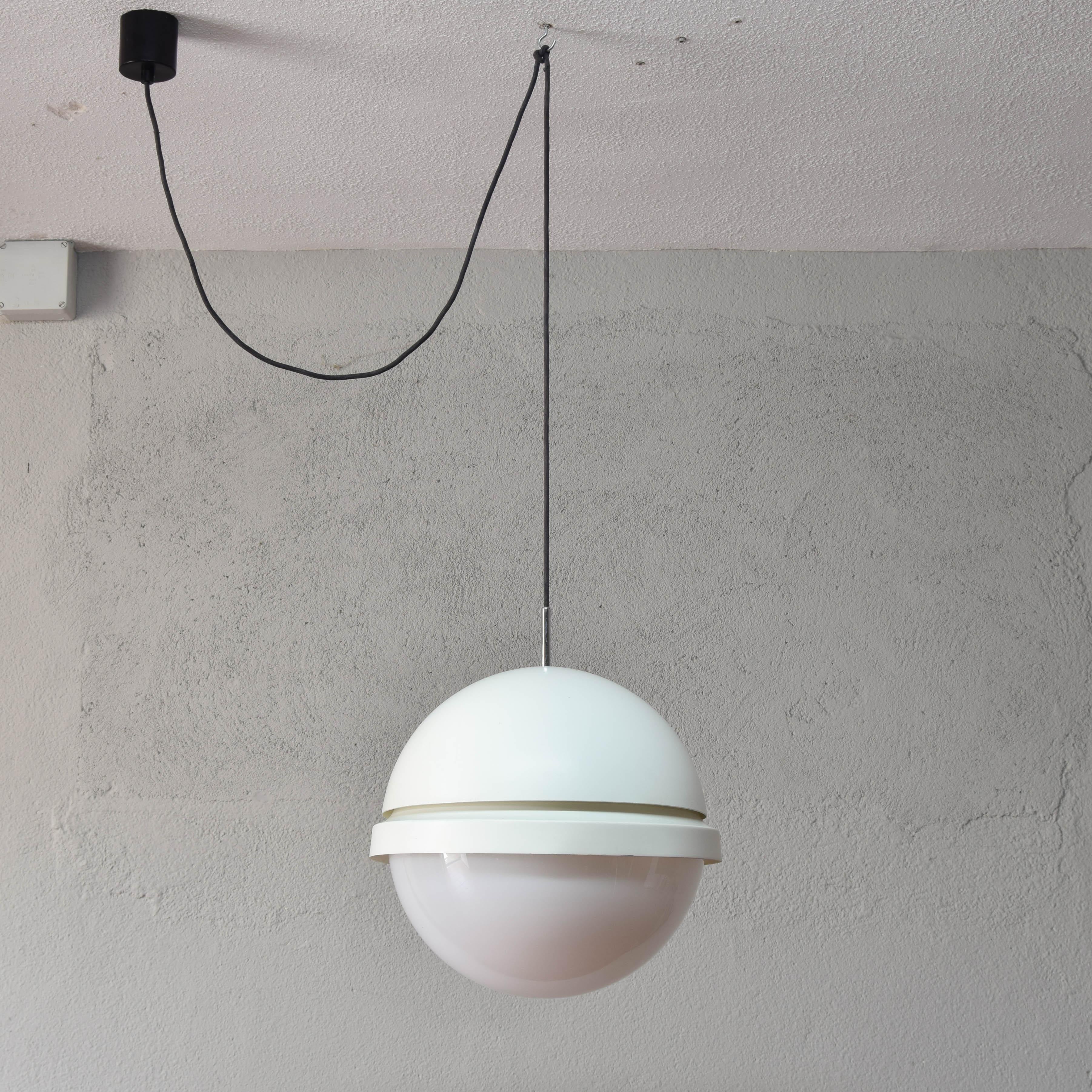 Spherical ceiling lamp made of a white lacquered metal crescent and a white lucite crescent.
Designed by Andre Ricard for the famous firm Metalarte Spain in the 70s.
Spectacular lighting effect that manages to emulate a planet with a ring or