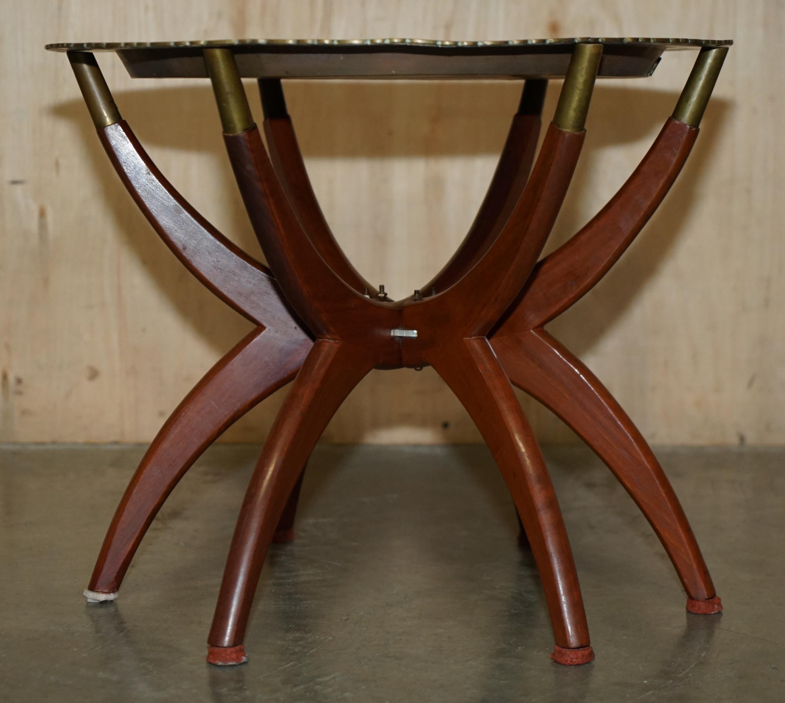 MID CENTURY MODERN MOROCCAN BRASS TRAY TABLE WITH TEAK FOLDING BASe For Sale 4