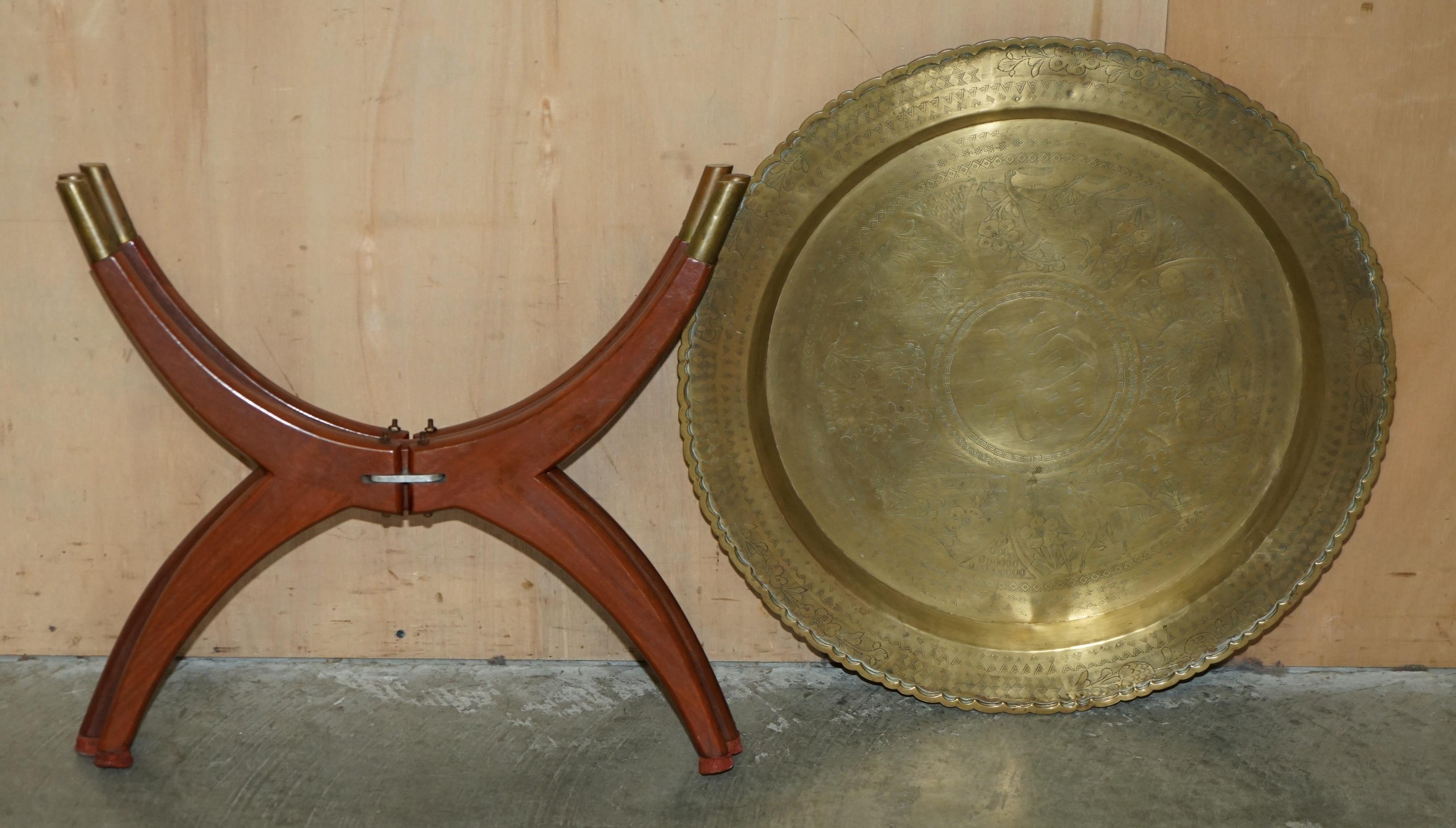 MID CENTURY MODERN MOROCCAN BRASS TRAY TABLE WITH TEAK FOLDING BASe For Sale 6