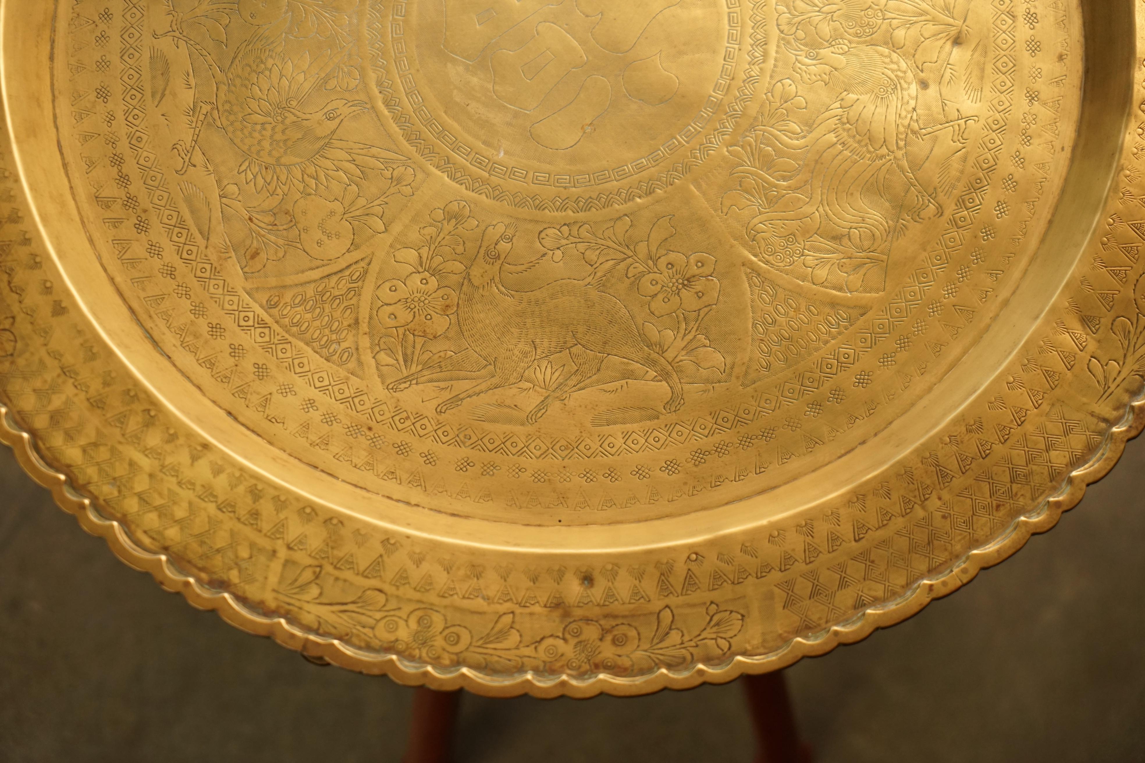MID CENTURY MODERN MOROCCAN BRASS TRAY TABLE WITH TEAK FOLDING BASe In Good Condition For Sale In West Sussex, Pulborough
