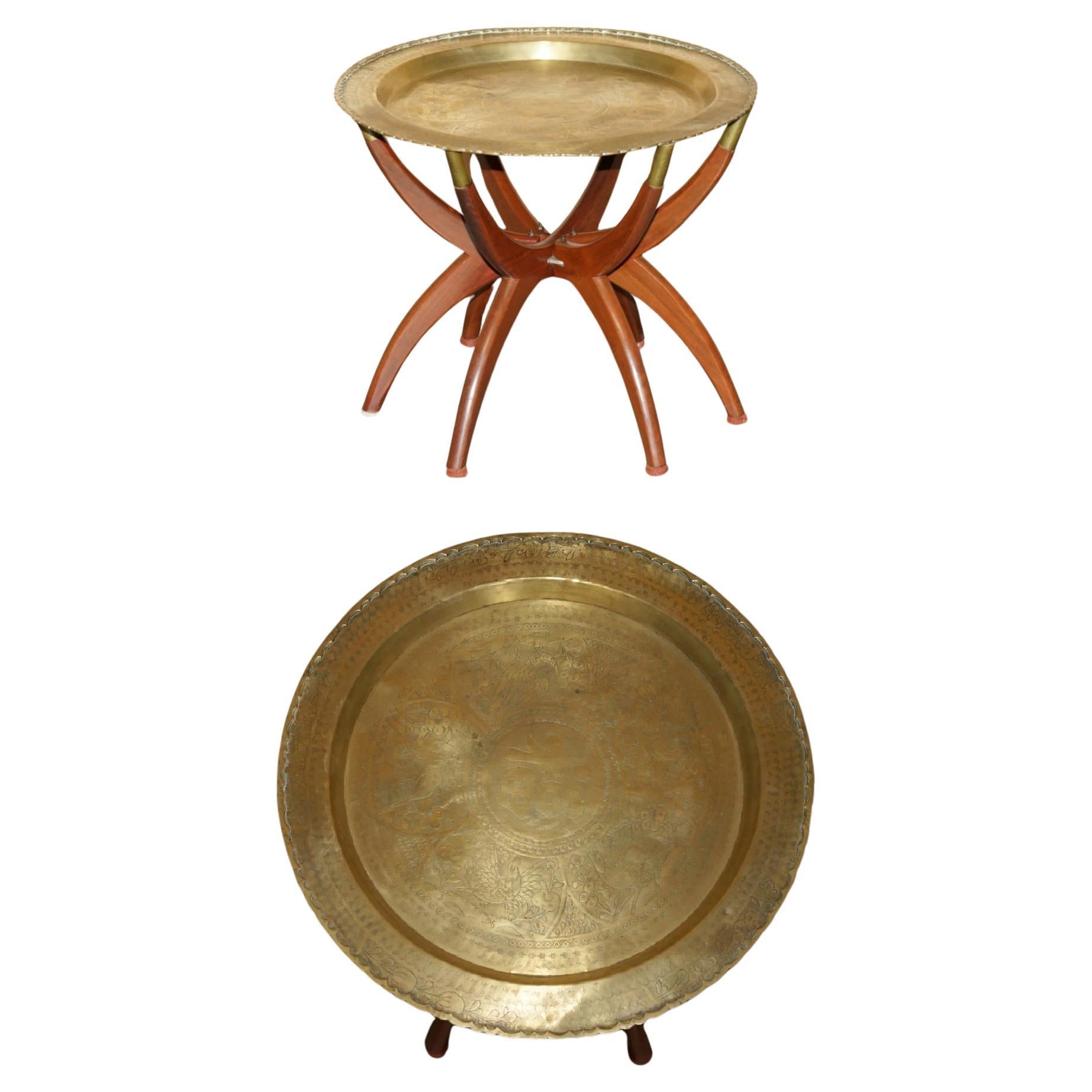 TAVOLO A VASSO IN OTTONE MOROCCANO DEL MEDIO SECOLO CON BASAMENTO IN TEAK