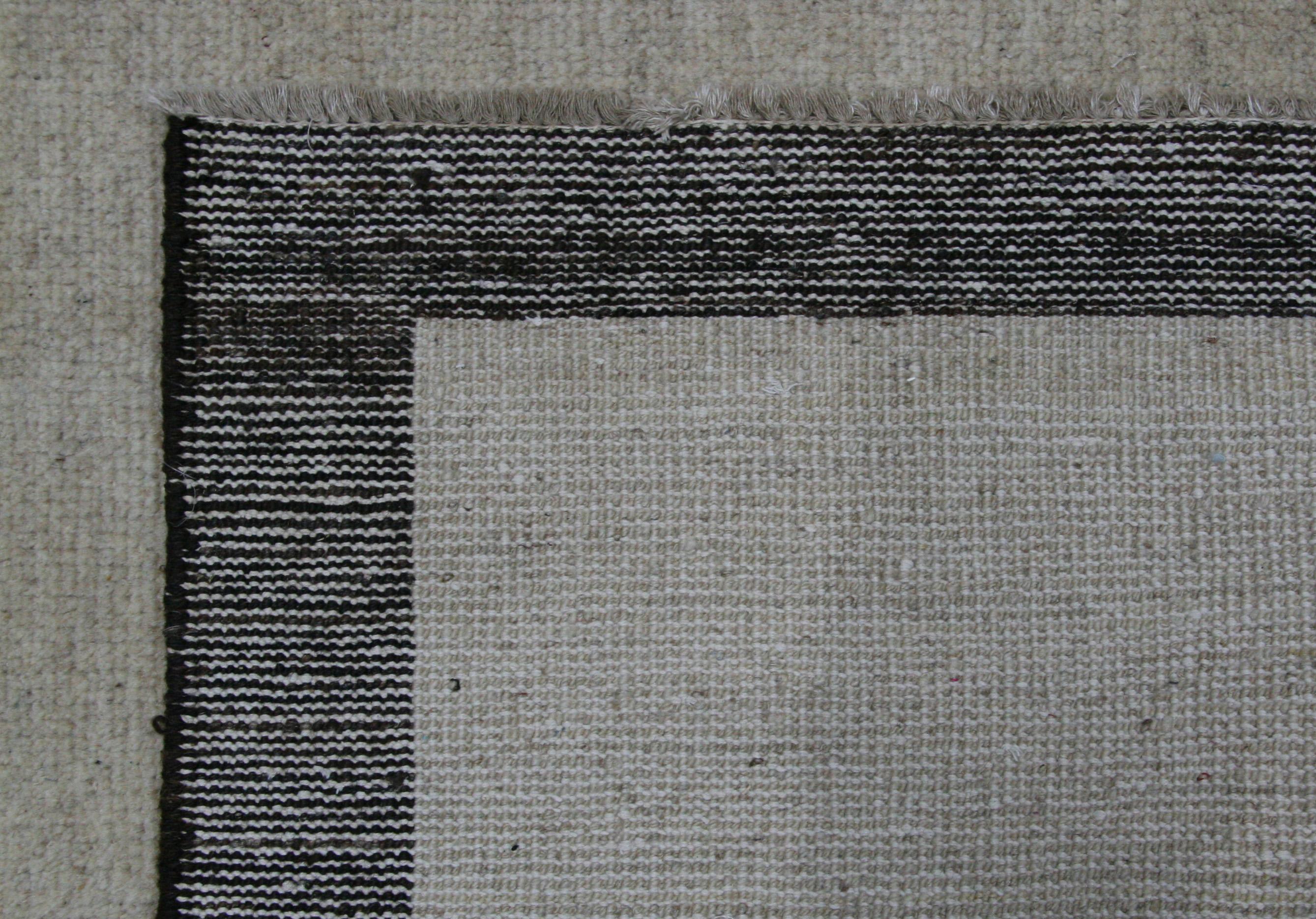 Marokkanischer Teppich im Mid-Century Modern Design 

- Alle Wolle

- Handgeknüpft in Pakistan nach marokkanischem Muster

 
Mehrere Größen verfügbar.