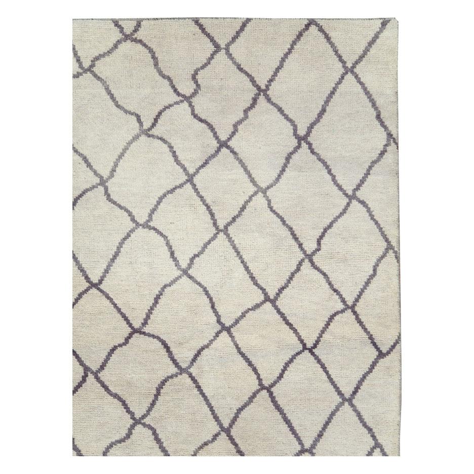 A contemporary Turkish large room size carpet in the style of Moroccan rugs and Mid-Century Modern decor handmade during the 21st century in shades of white and dark grey.

Measures: 10' 4