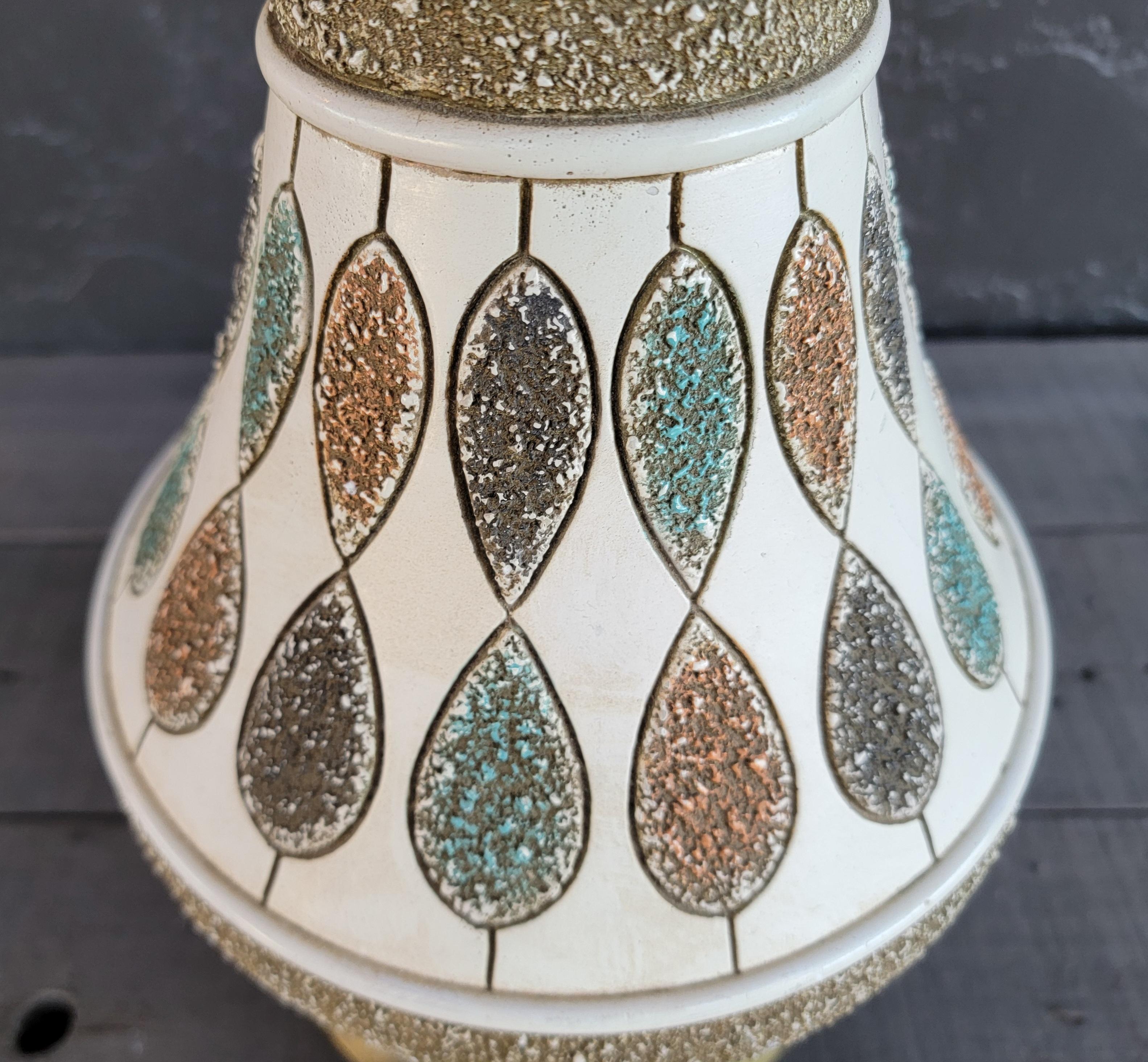 Mid-Century Modern Moroccan Style Table Lamp Vaciado en venta