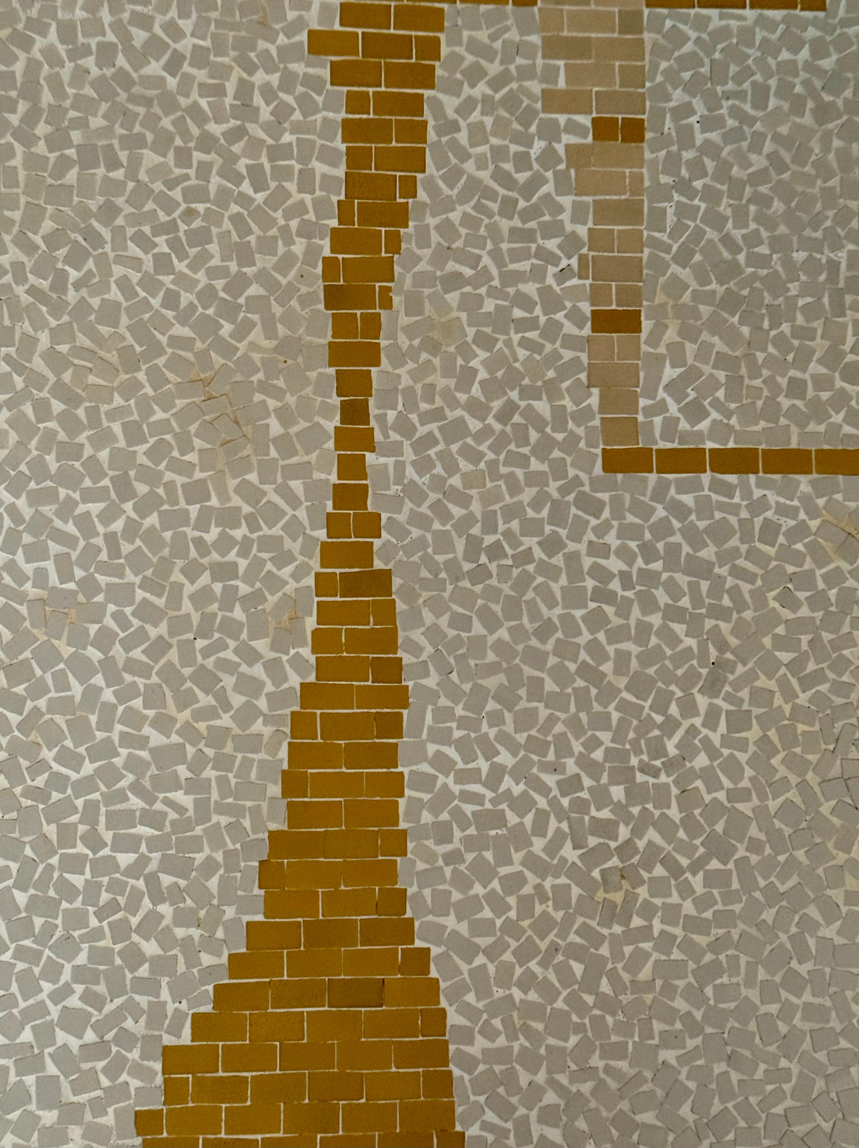 Table à cocktail en mosaïque et laiton, Europe, années 1960 en vente 3
