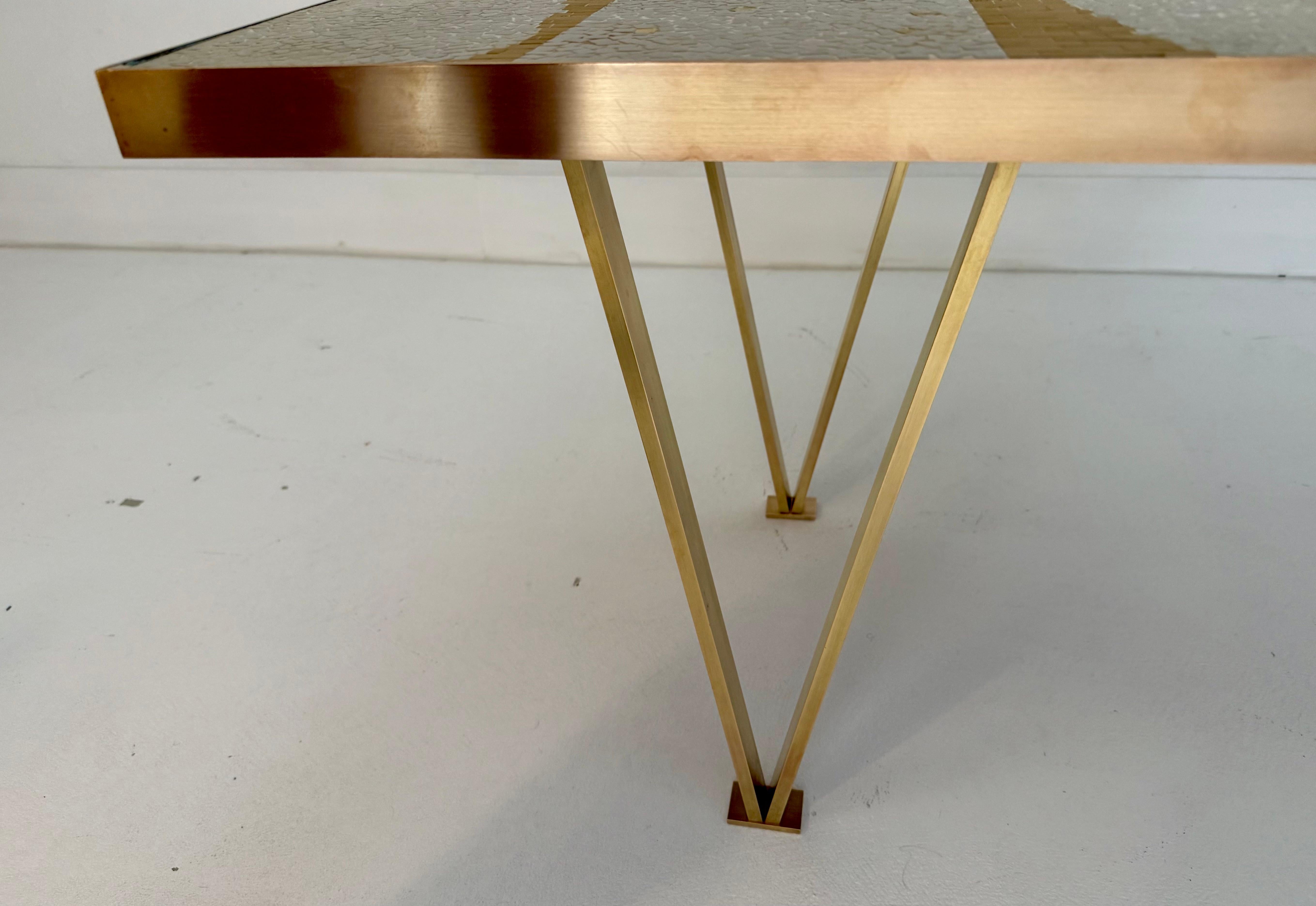 Brossé Table à cocktail en mosaïque et laiton, Europe, années 1960 en vente