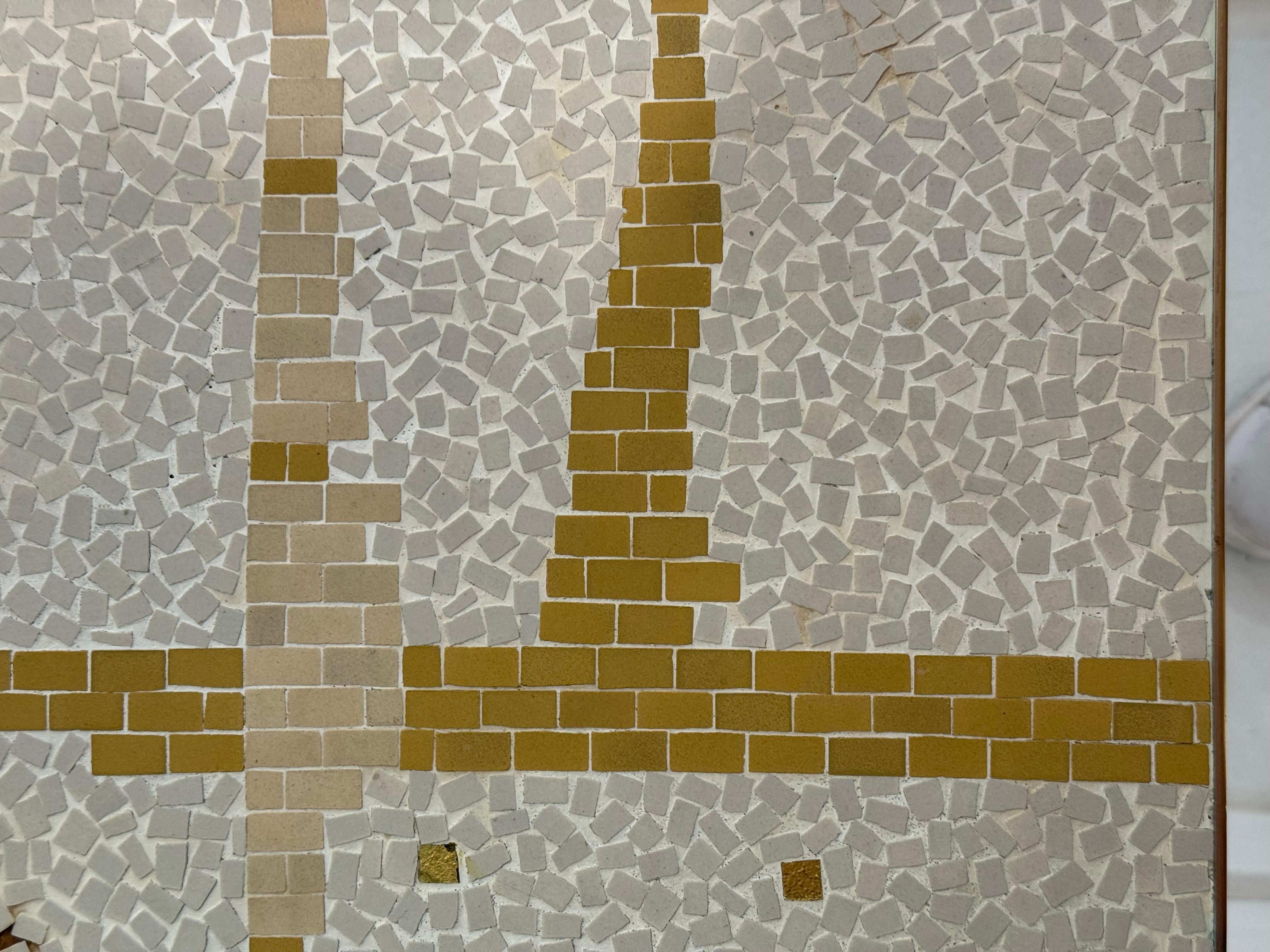 Laiton Table à cocktail en mosaïque et laiton, Europe, années 1960 en vente