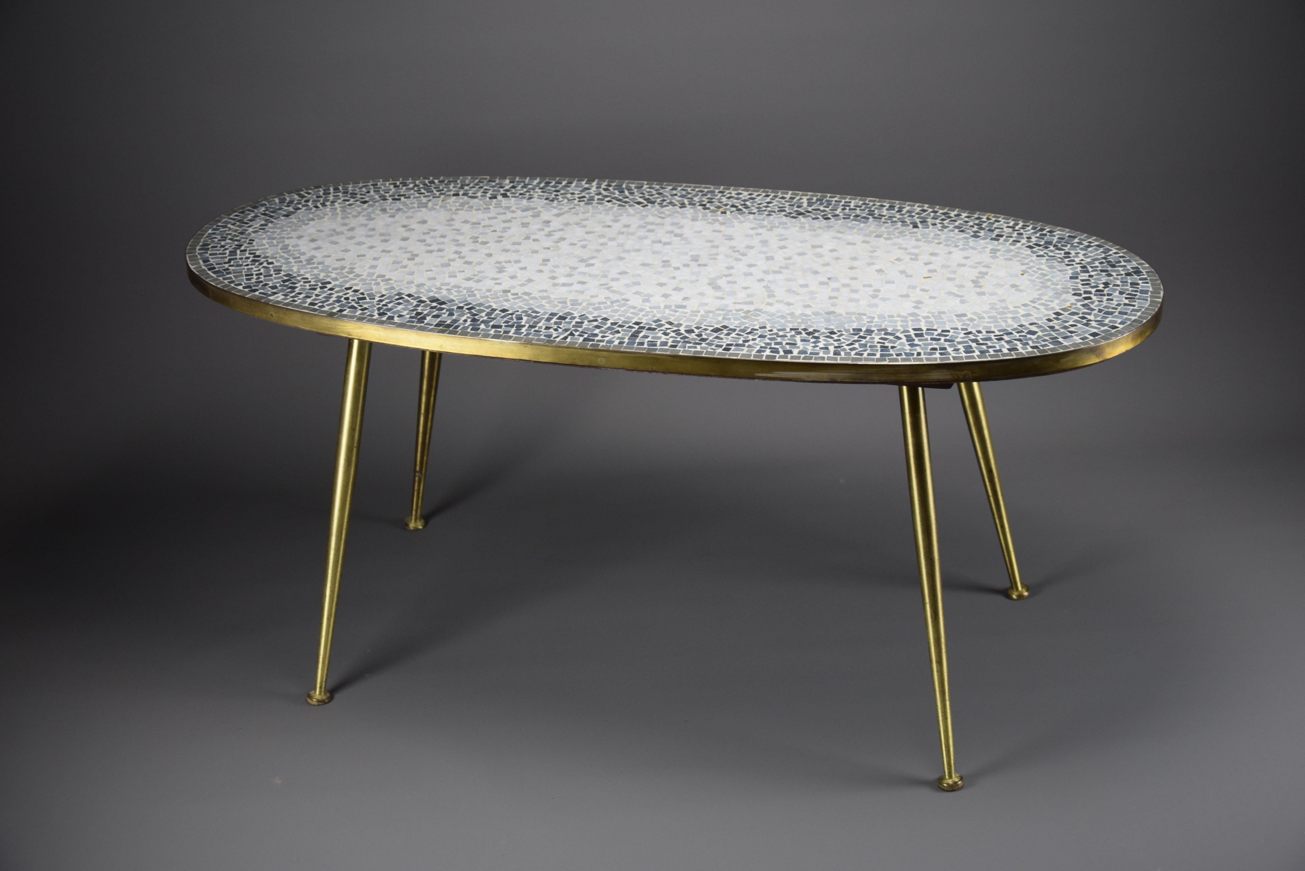 Mesa baja ovalada de mosaico y latón moderna de mediados de siglo de Berthold Muller en venta 3