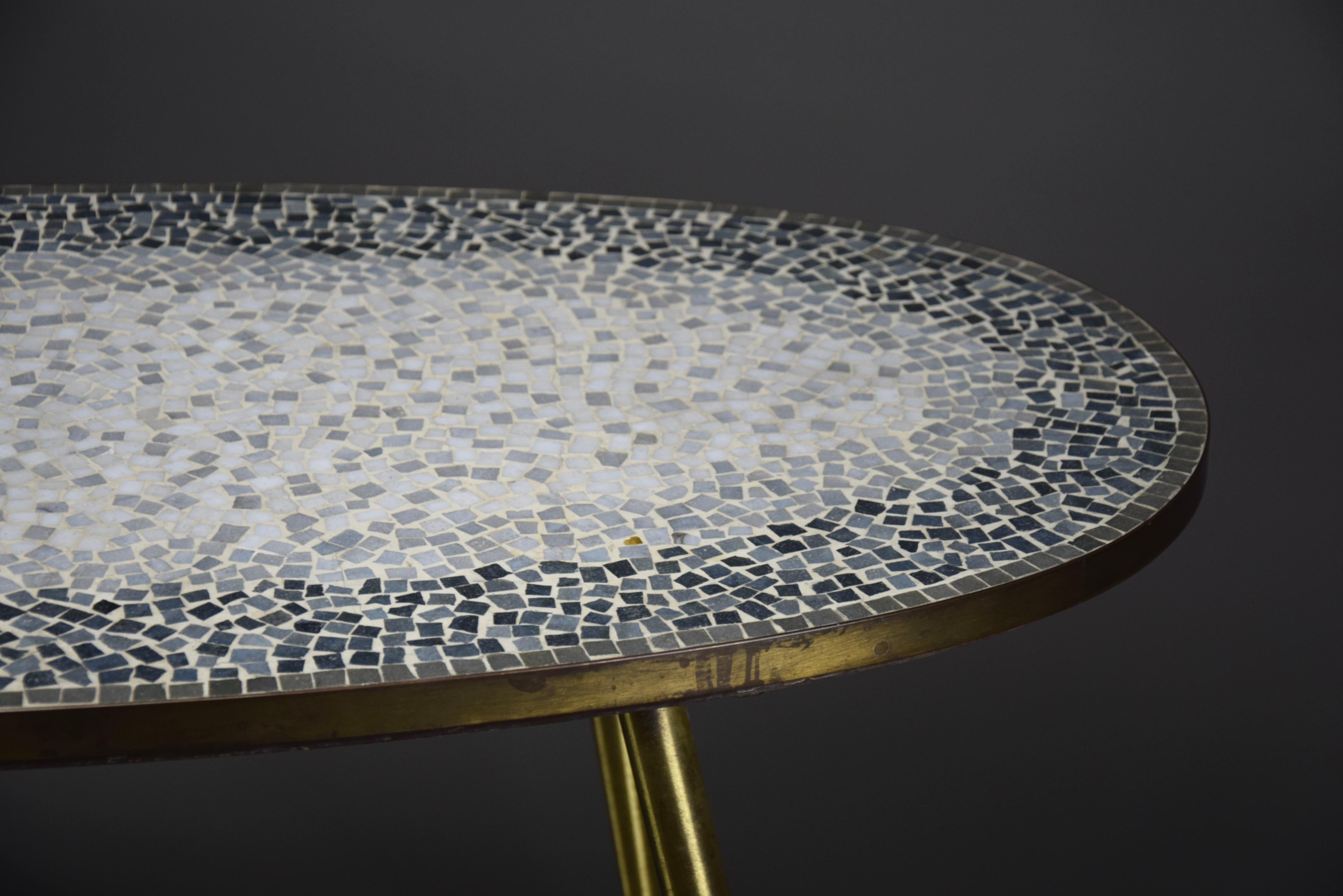 Mesa baja ovalada de mosaico y latón moderna de mediados de siglo de Berthold Muller en venta 4