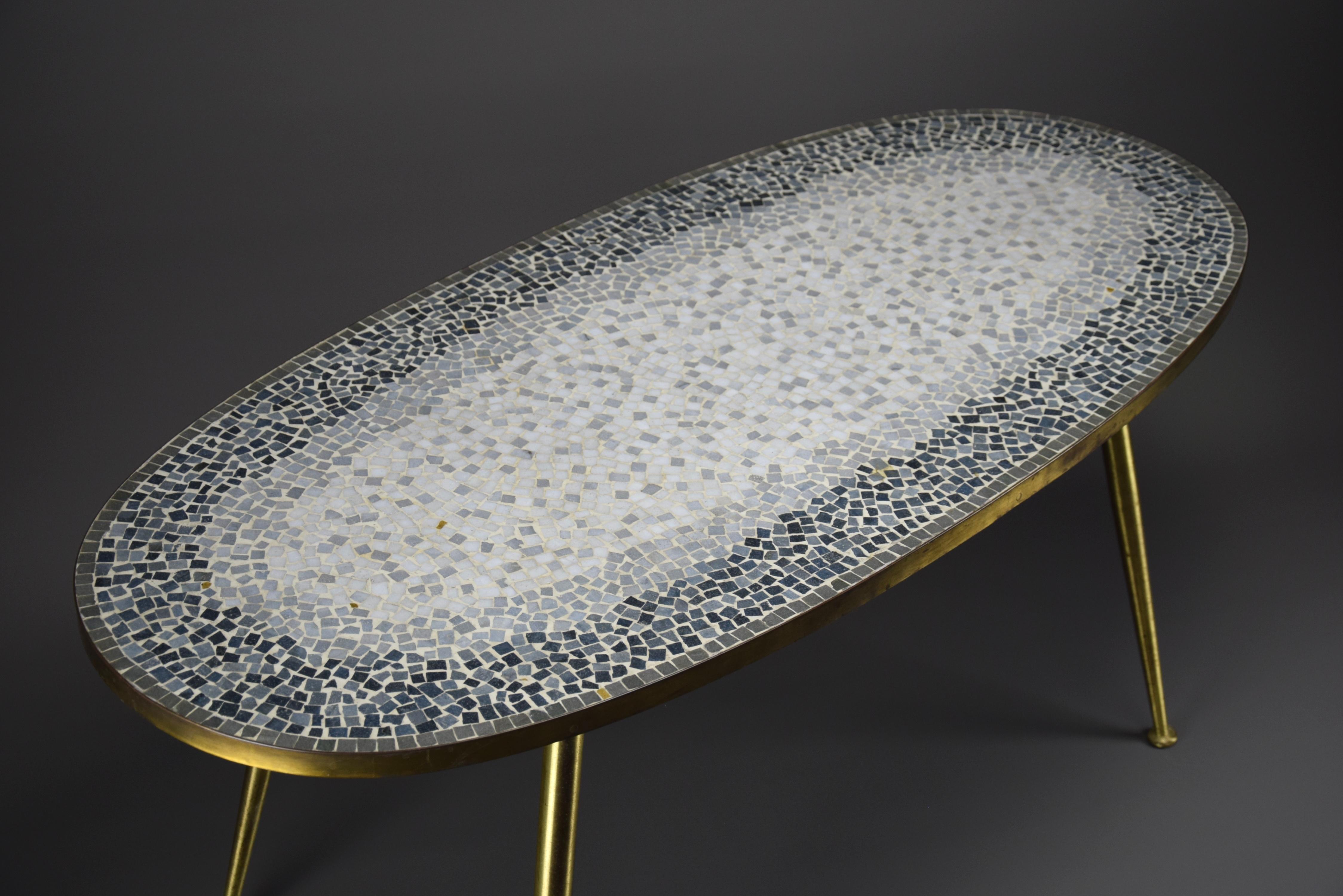 Mesa baja ovalada de mosaico y latón moderna de mediados de siglo de Berthold Muller en venta 5