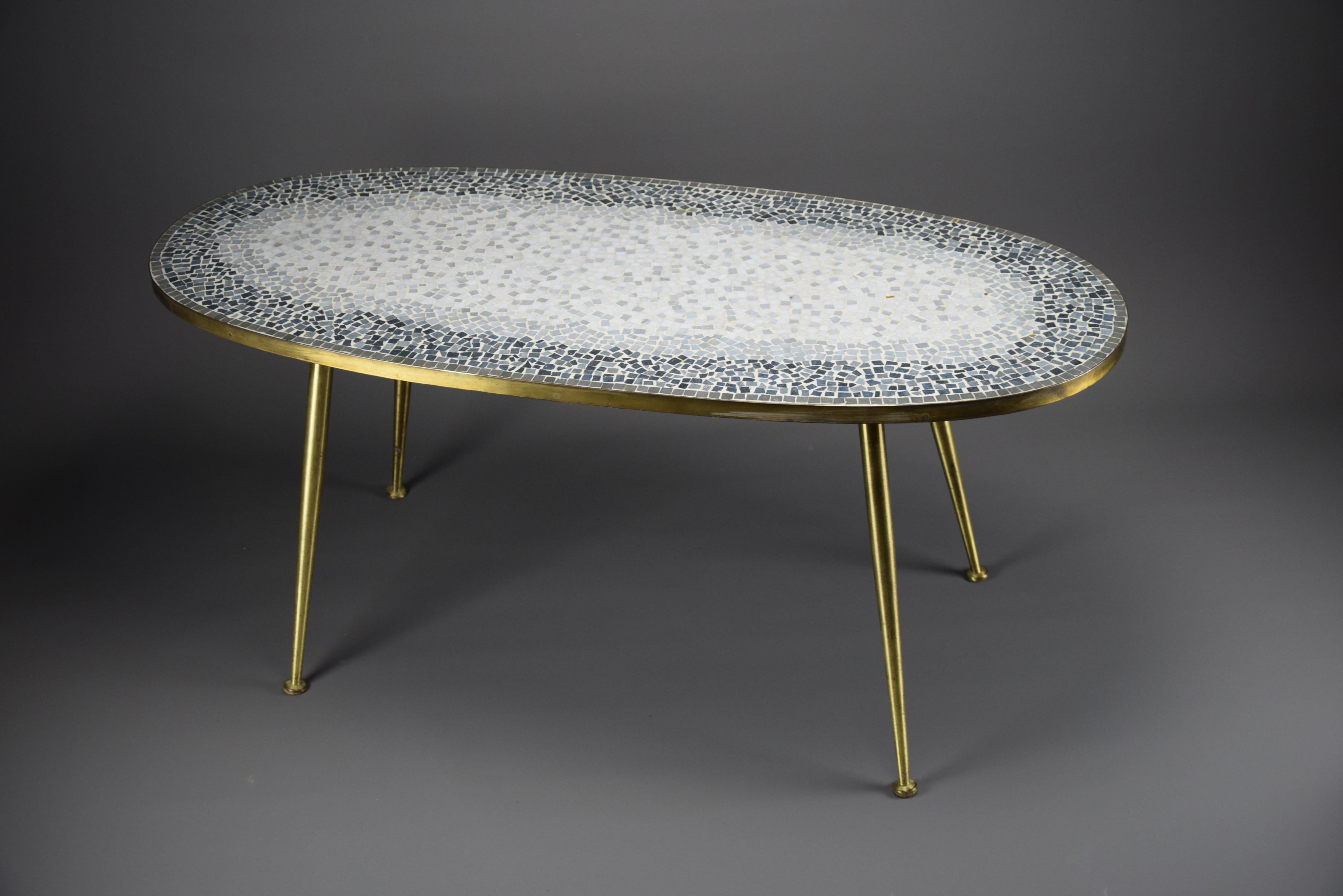 Mesa baja ovalada de mosaico y latón moderna de mediados de siglo de Berthold Muller en venta 7