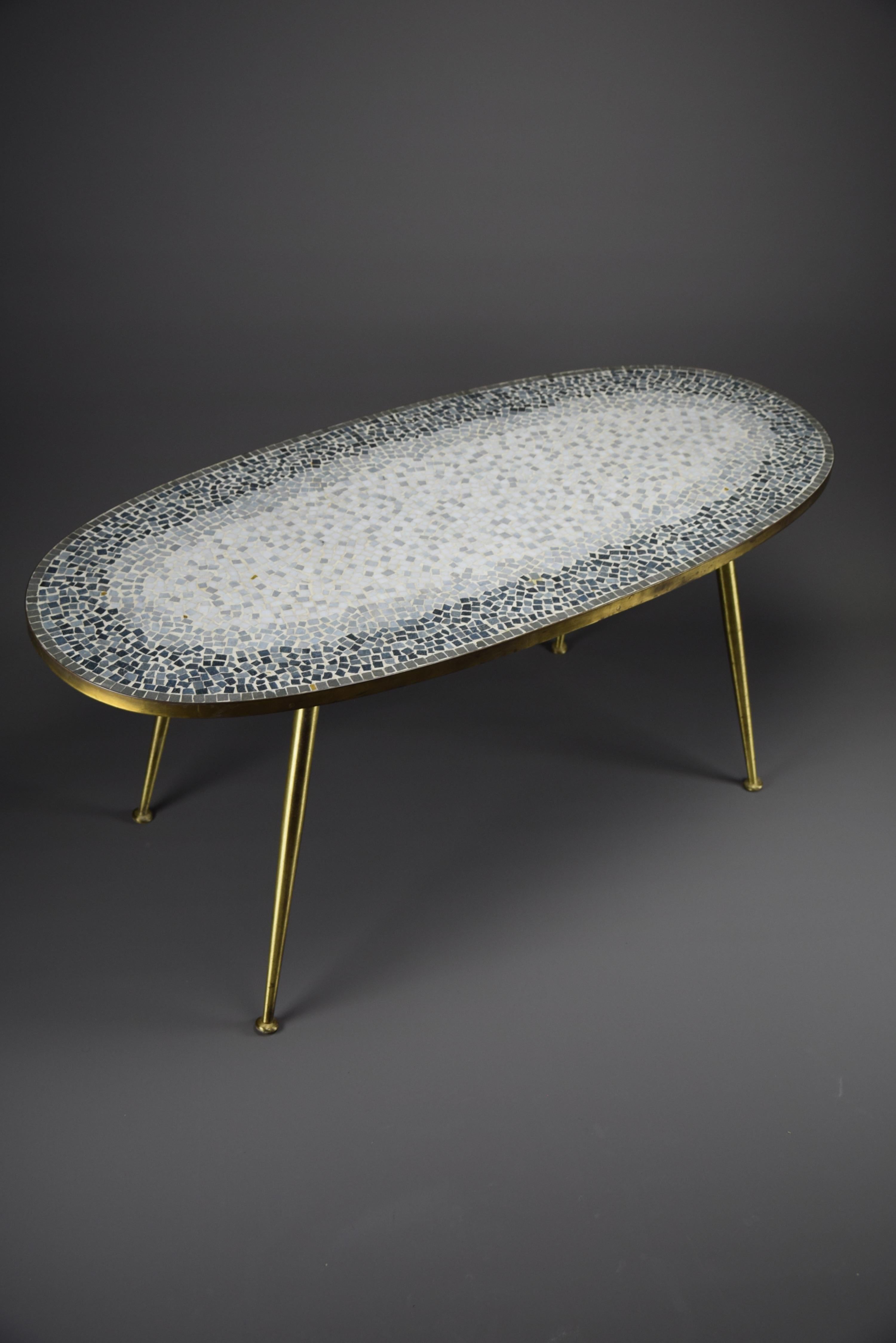 Mesa baja ovalada de mosaico y latón moderna de mediados de siglo de Berthold Muller en venta 8