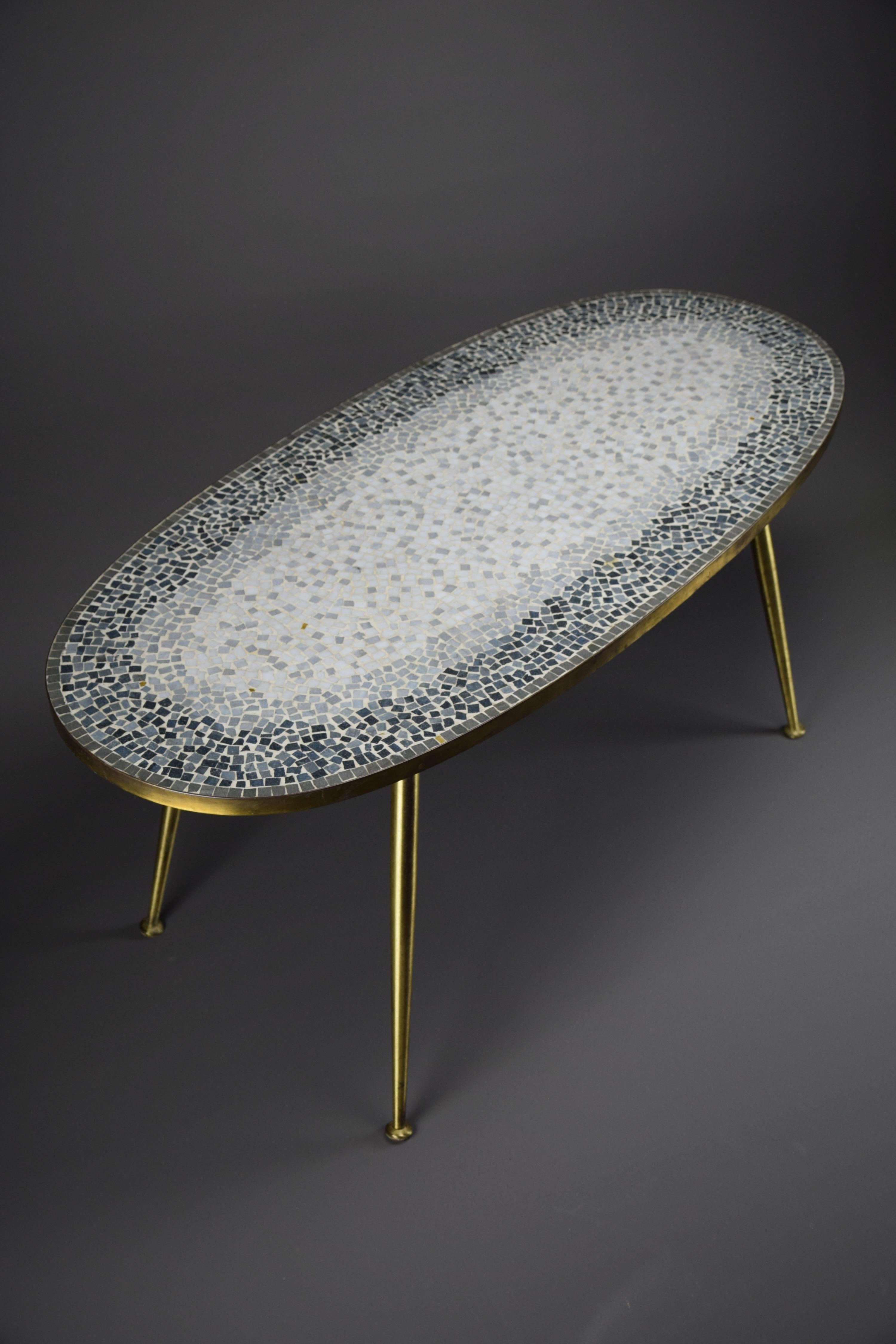 Eleva tu Space con Elegancia Atemporal: Mesa de centro de mosaico moderna de mediados de siglo de Berthold Müller

Descubre una impresionante pieza de diseño moderno de mediados de siglo con esta exquisita mesa de centro ovalada de latón y mosaico,