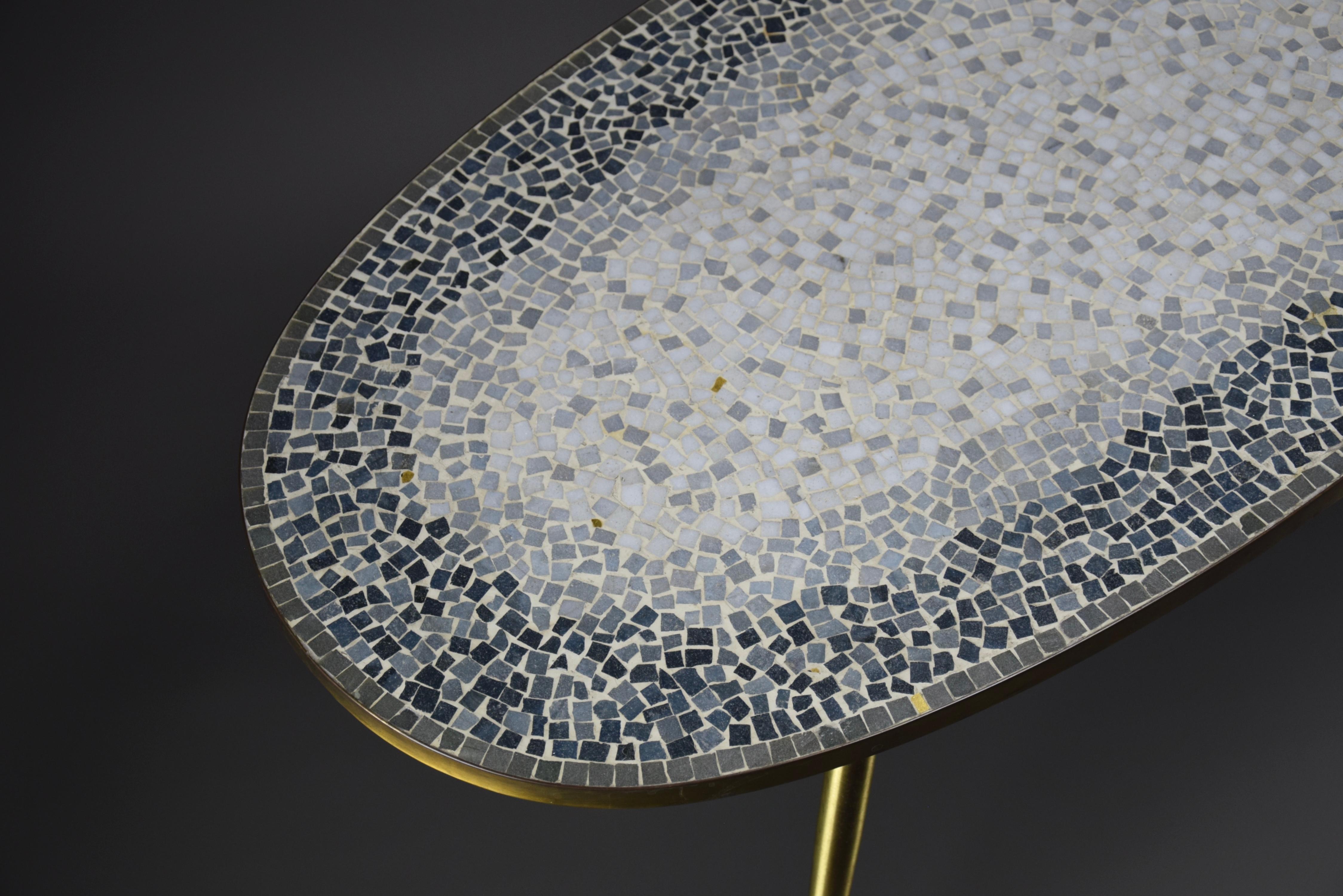Mesa baja ovalada de mosaico y latón moderna de mediados de siglo de Berthold Muller Moderno de mediados de siglo en venta