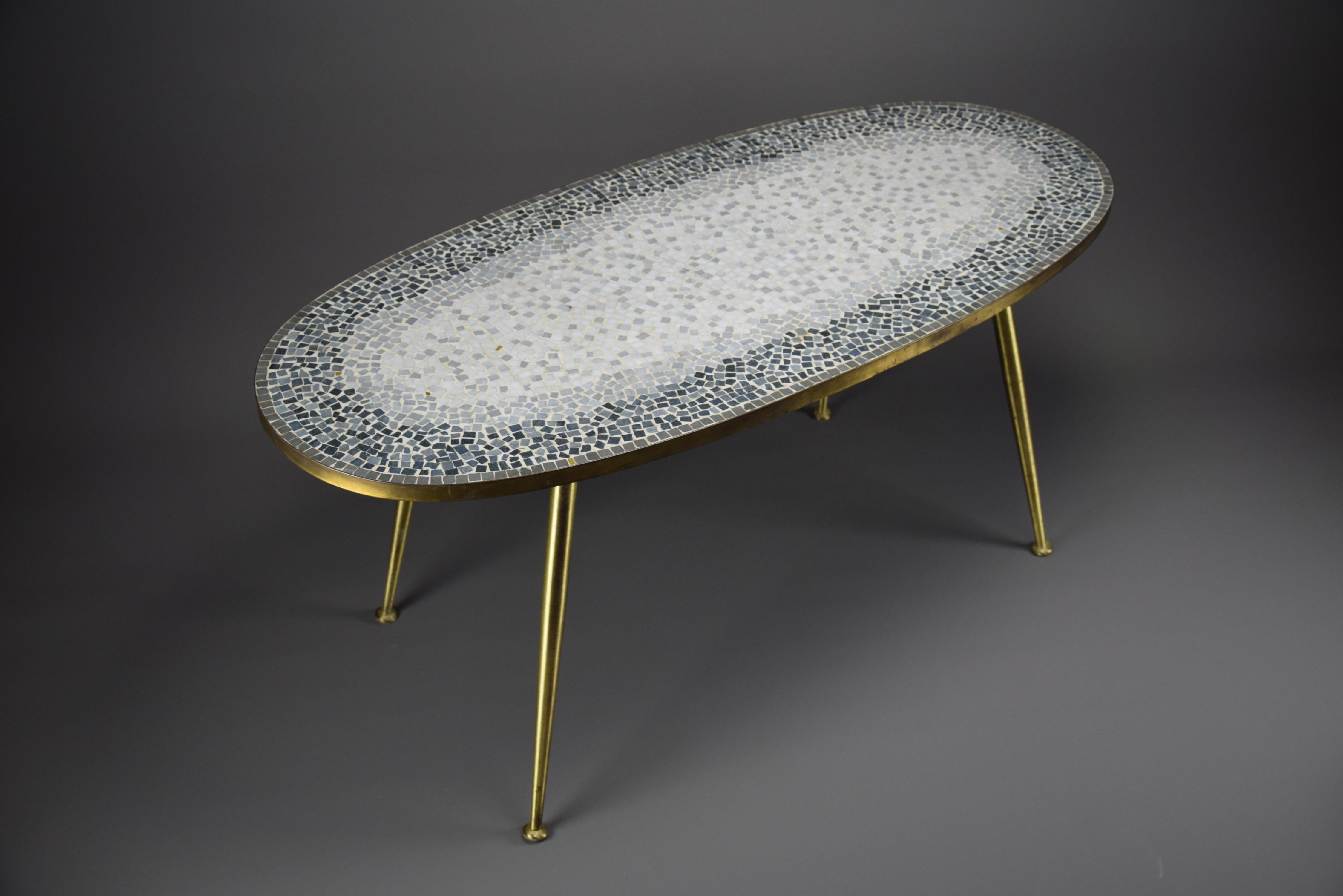 Mesa baja ovalada de mosaico y latón moderna de mediados de siglo de Berthold Muller Europeo en venta