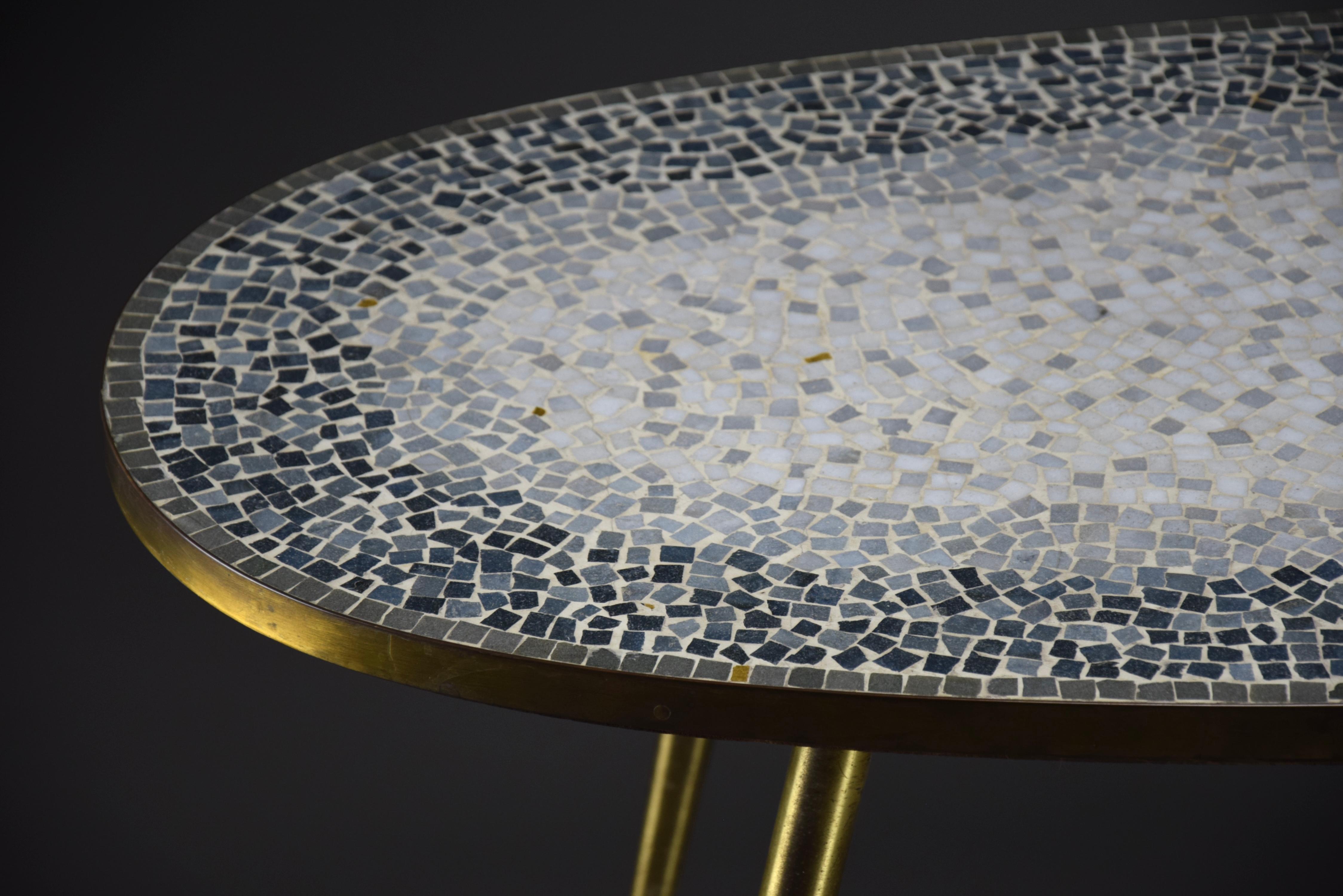 Mesa baja ovalada de mosaico y latón moderna de mediados de siglo de Berthold Muller en Bueno estado para la venta en Weesp, NL